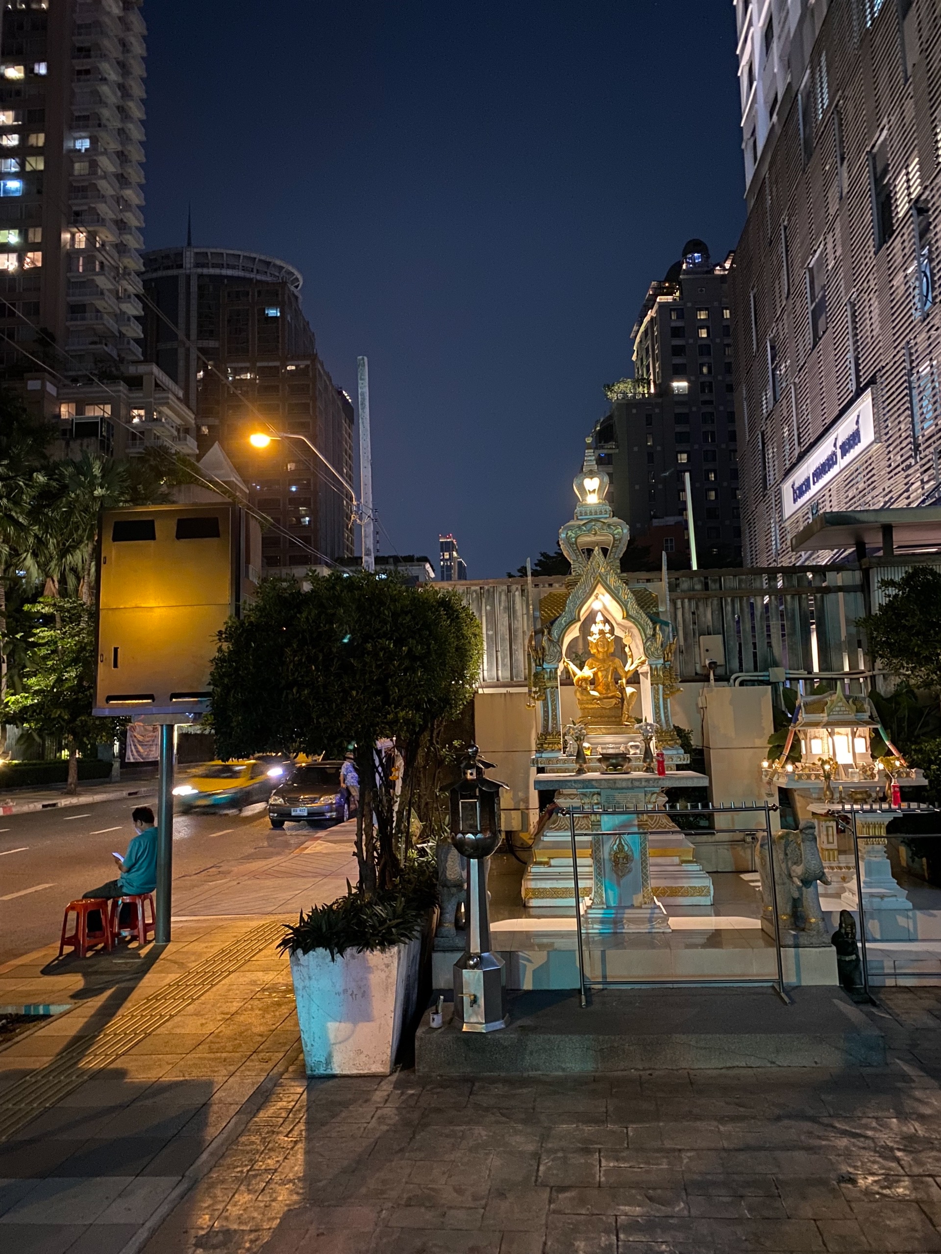 Мини храм, таких по городу дофига - как в Бали