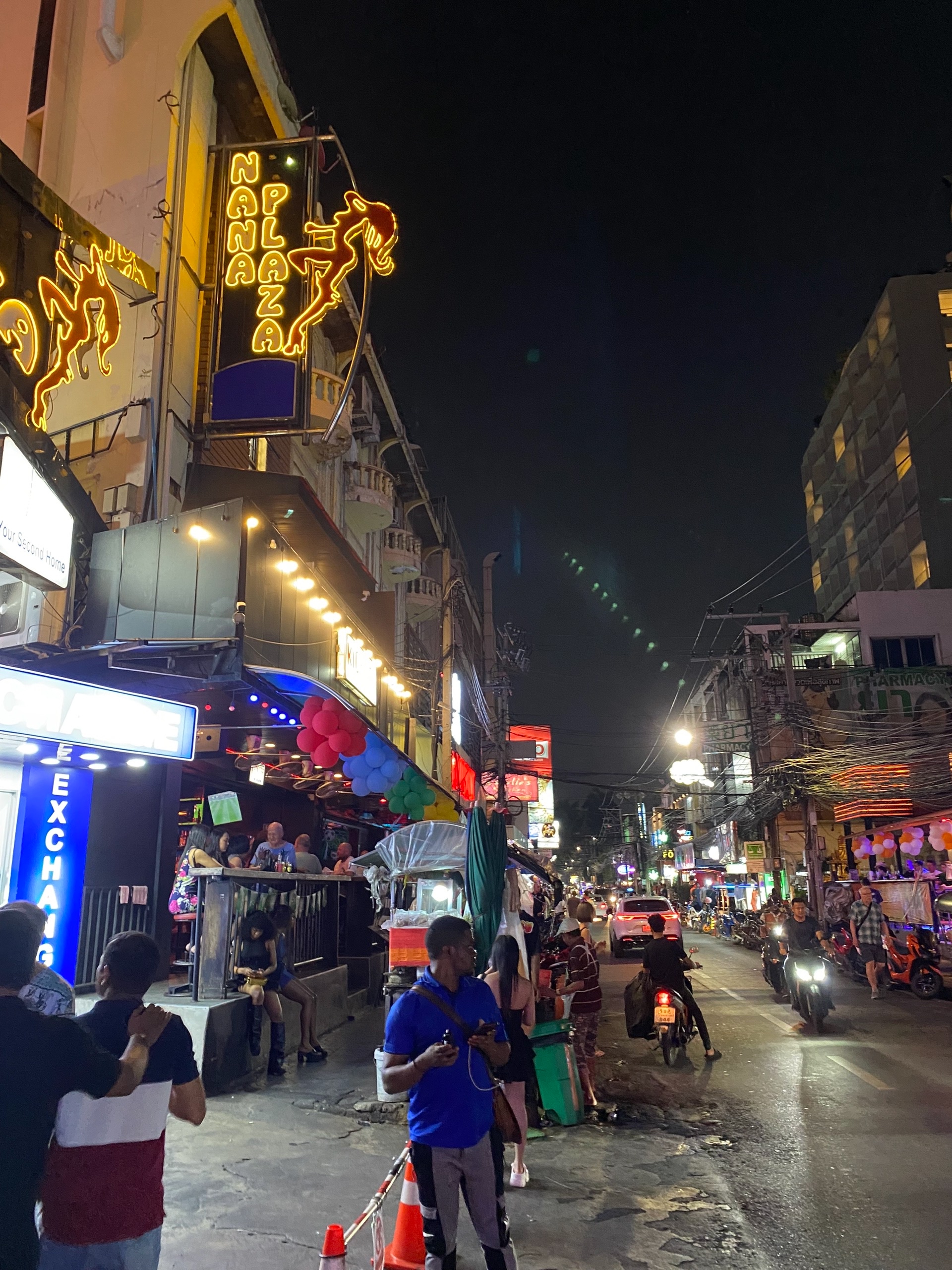 Слева - пятиэтажная проститутошная