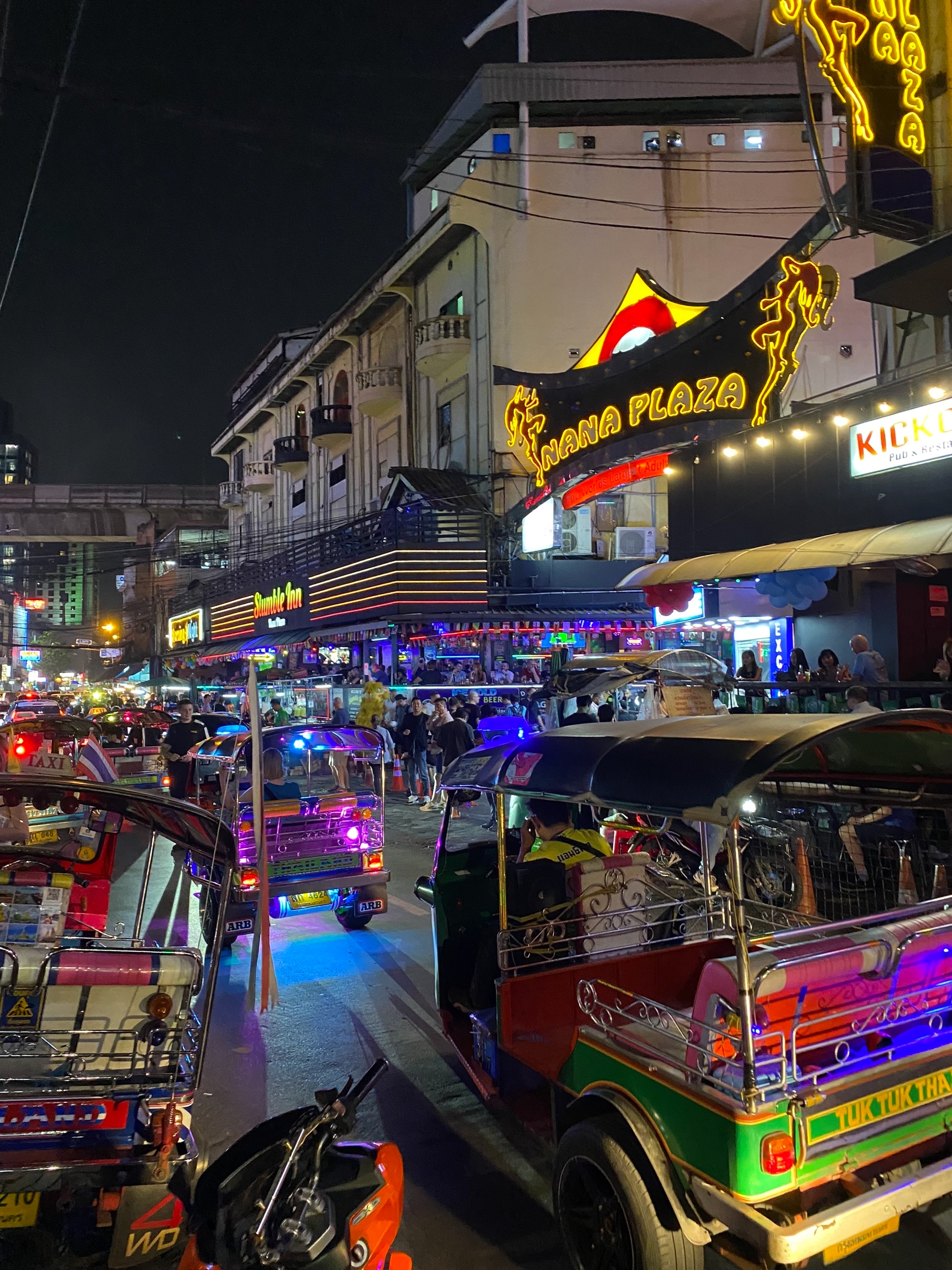 Тук-туки развозят ходоков