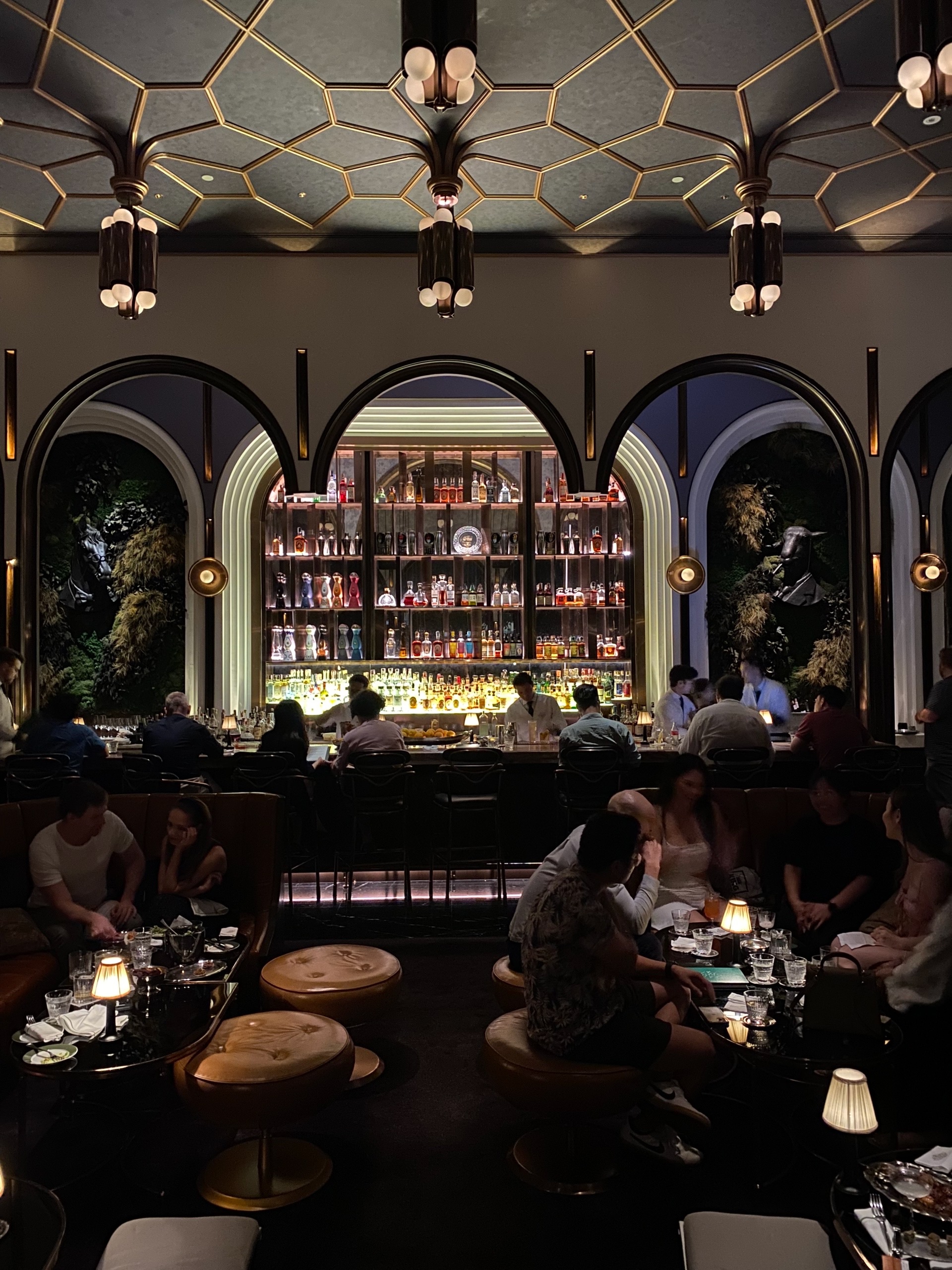 Внутри собираются ретилоиды из Four seasons