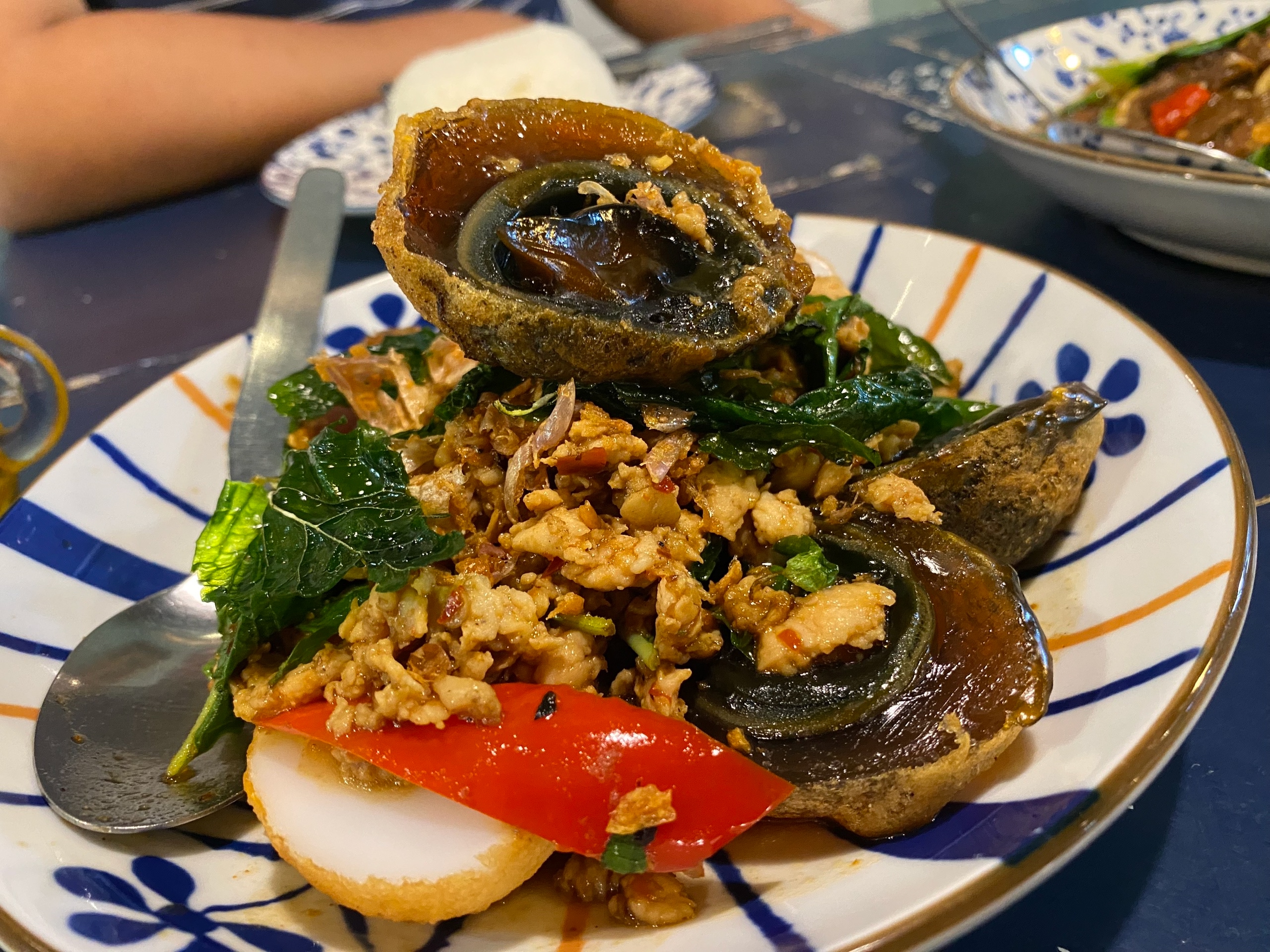 Подаётся всё с теми-же «яйцами зятя» и мелко покрошенной свининой