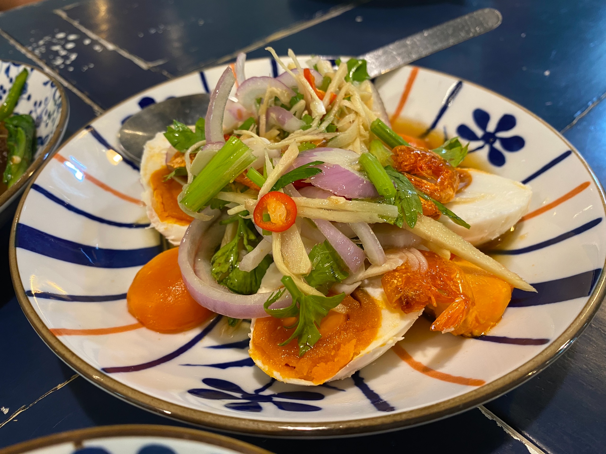 Солёное яйцо с острым соусом