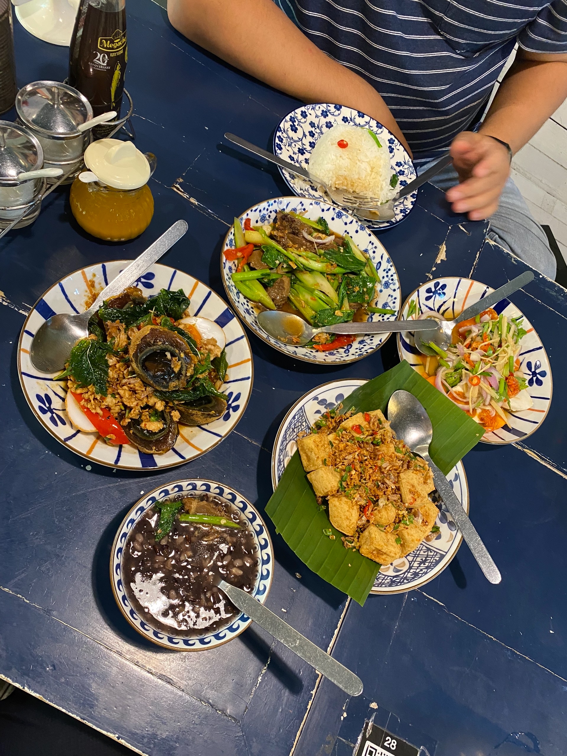 Тут комплект: яйца, салат, тофу, нормальный рис, диетический коричневый рисосуп. Идея в том чтобы каждый к себе в тарелку с рисом набирал из разных тарелок.