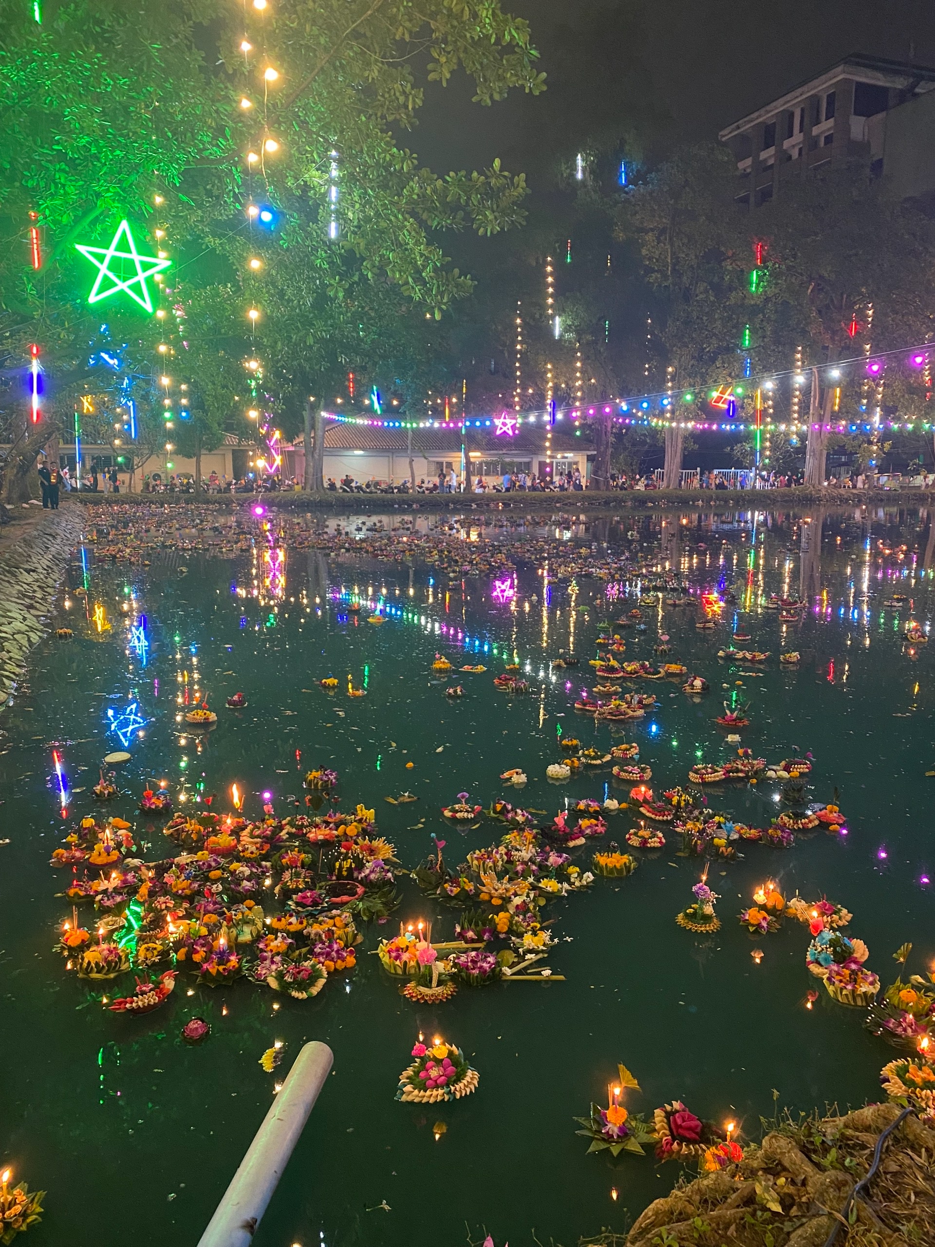 Фестиваль Loy Krathong. Они делают маленькие нарядные плоты из банановых листьев, фруктов, иногда хлеба и втыкают в макушку свечку. После этого туда кладётся пара монеток, ноготь или волос и бумажка на которой написано что-то что тебя беспокоит. После этого плот отправляется в плавание и ты типа и от проблемы этой избавляется.