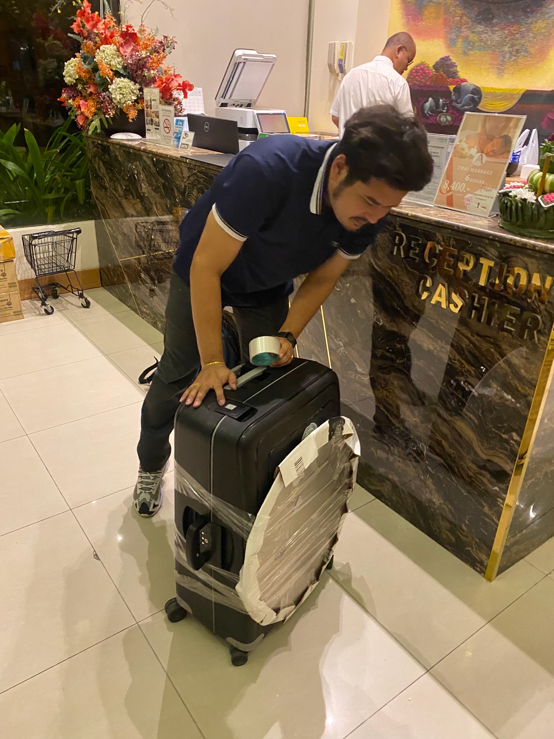 Купил на рынке дорожный знак, он не поместился в чемодан даже по диагонали. Чел, вот, снаружи приматывает