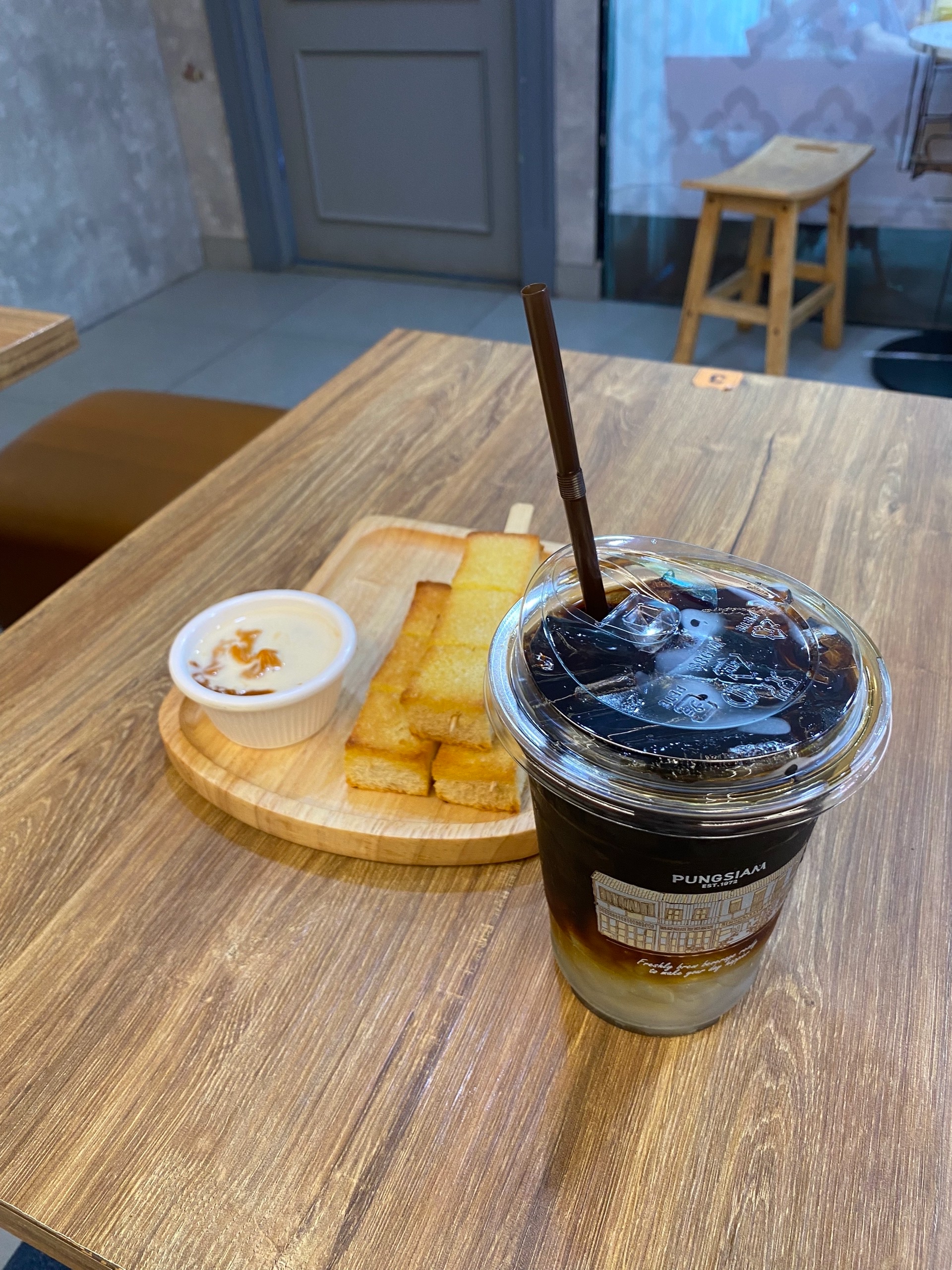 Поджареный хлеб на палочке, макается в соус. Кофе с кокосовым молоком