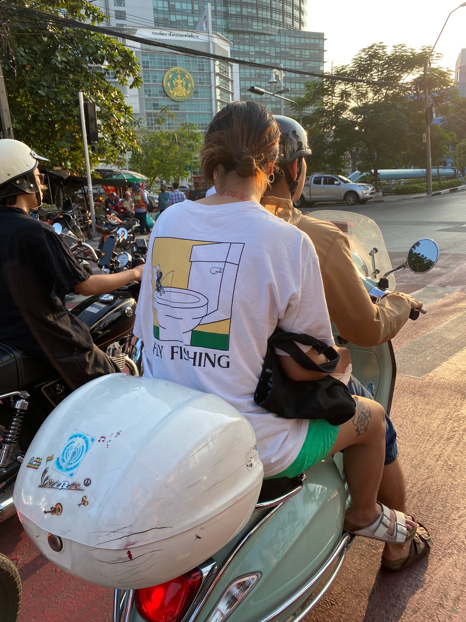 Муха рыбачит