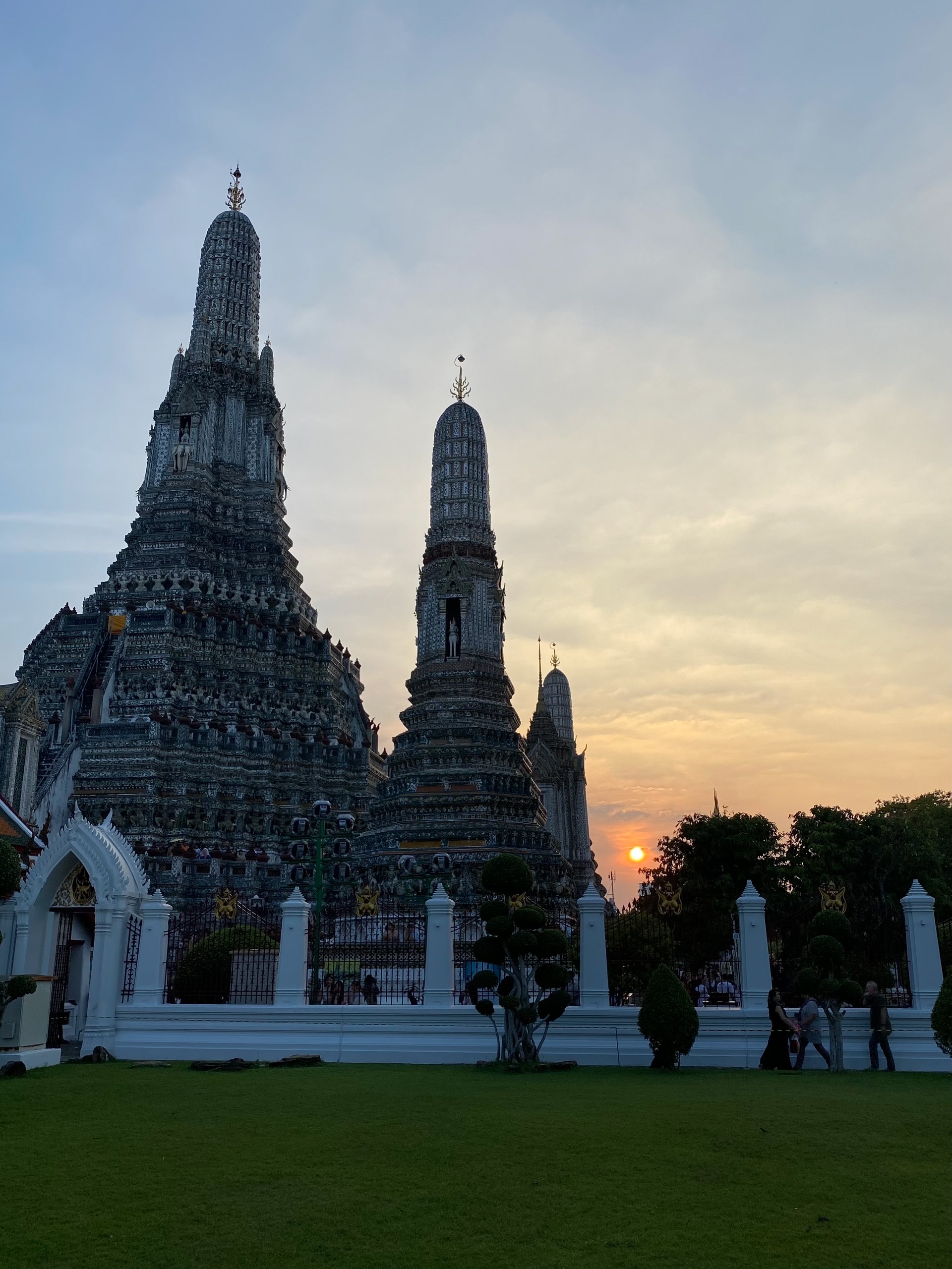 Храм заката на фоне, собственно, заката