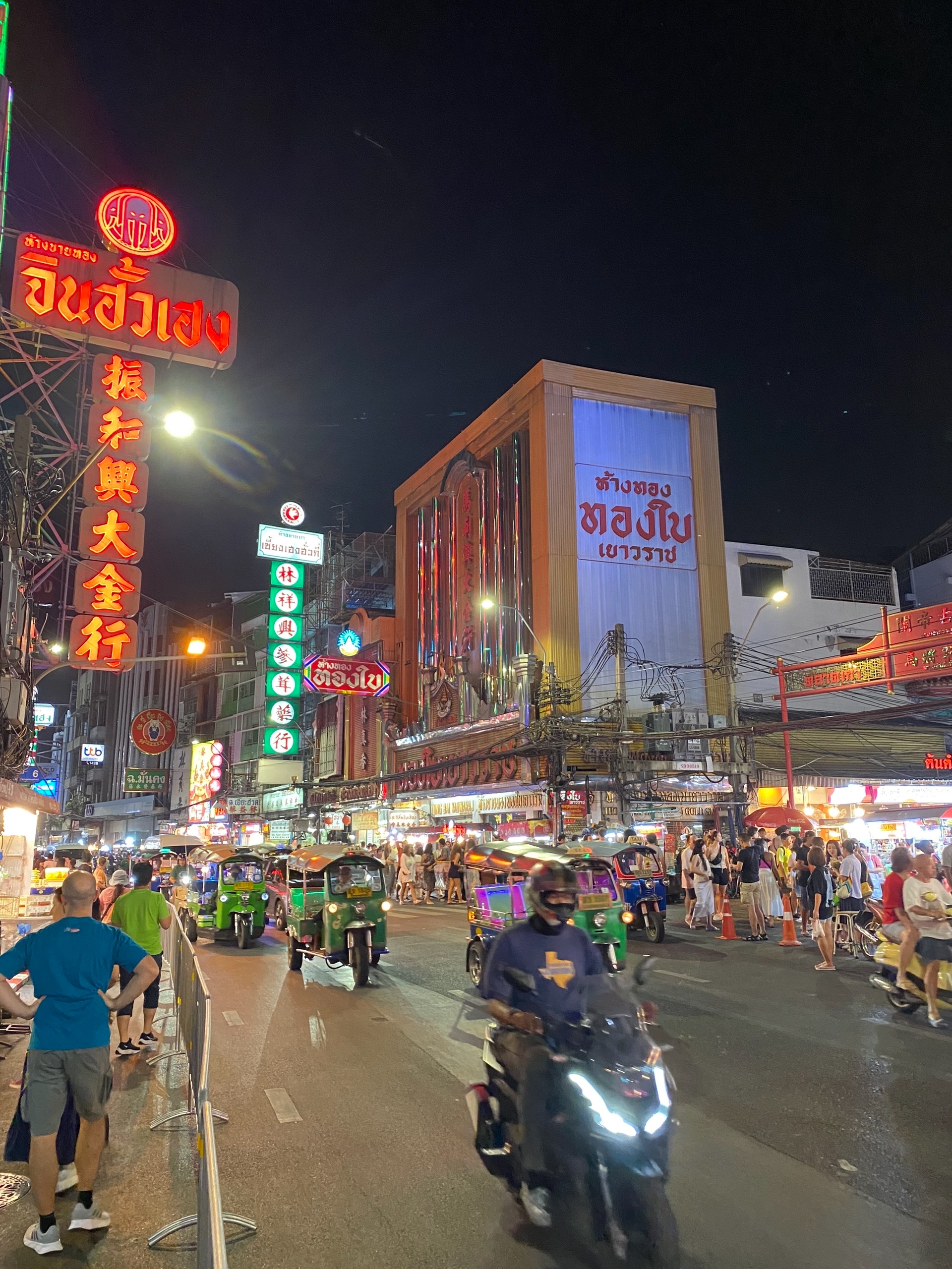 Тук-туки крадутся