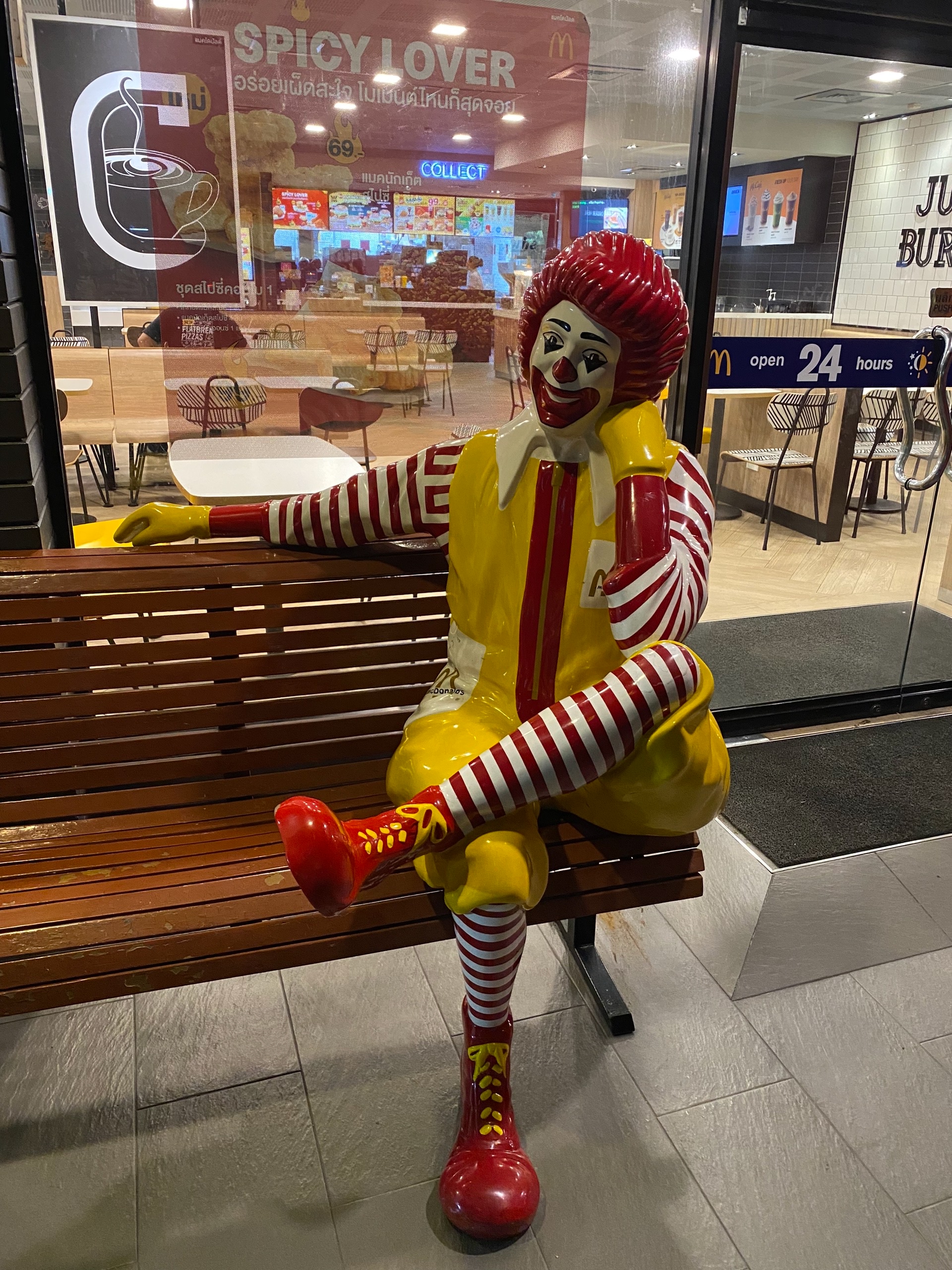 Тут до сих пор есть клоун-маскот, видимо от большой любви к маскотам