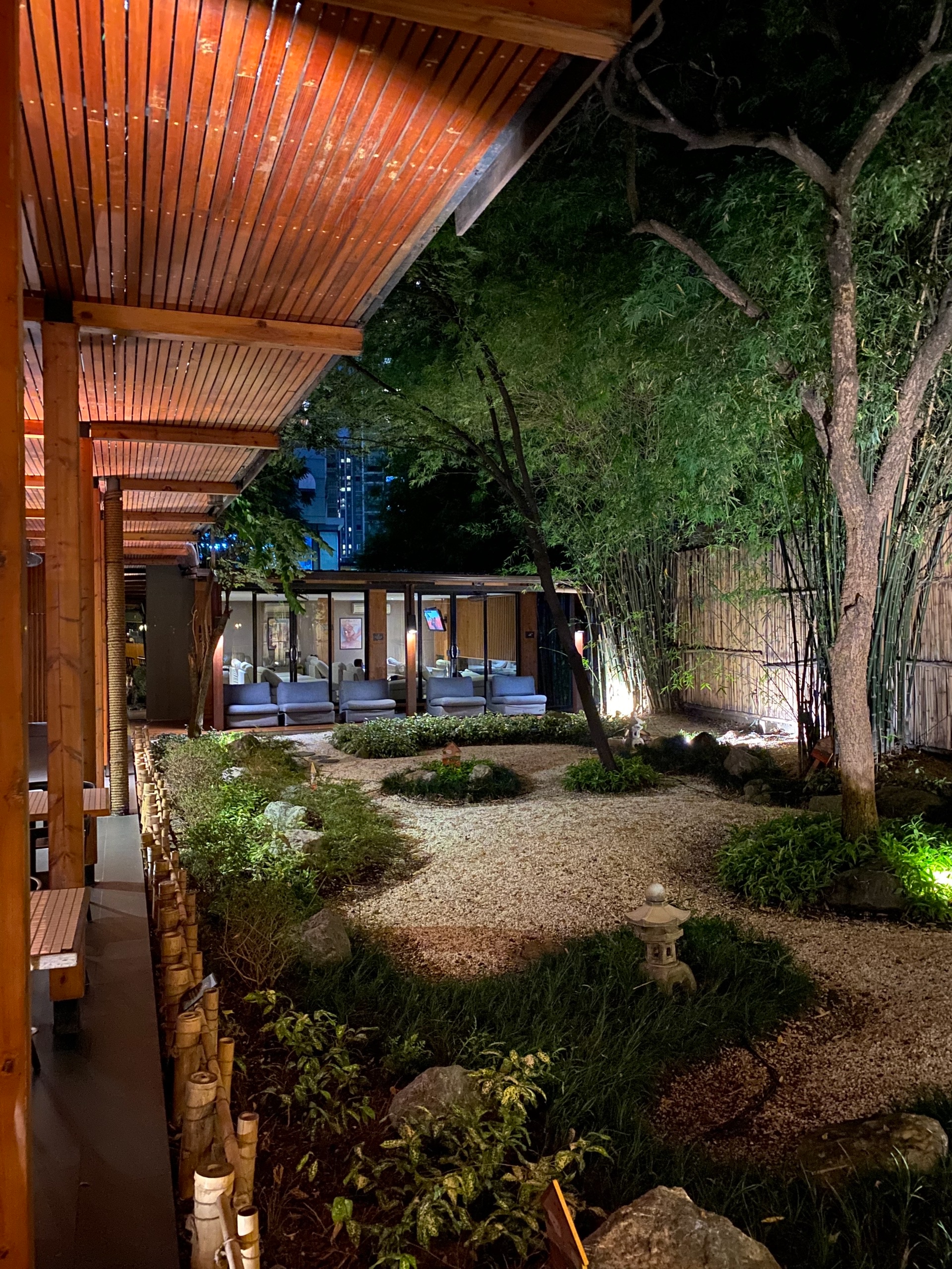 Дворик онсена (японской бани тобишь). Слева купальни, там телефоны запрещены. Прямо - спальня, чтобы дождаться остальных или просто поспать