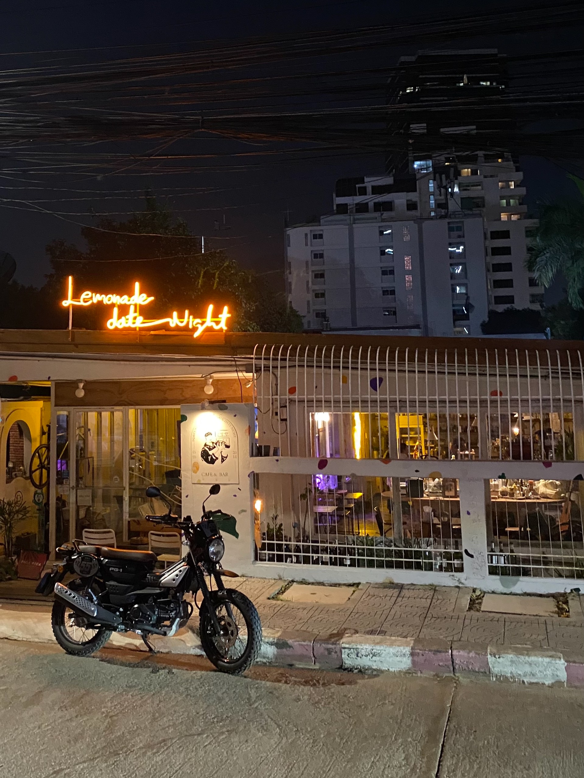 Кафе "полуночный лемонад". Вывеска - отвал жопы