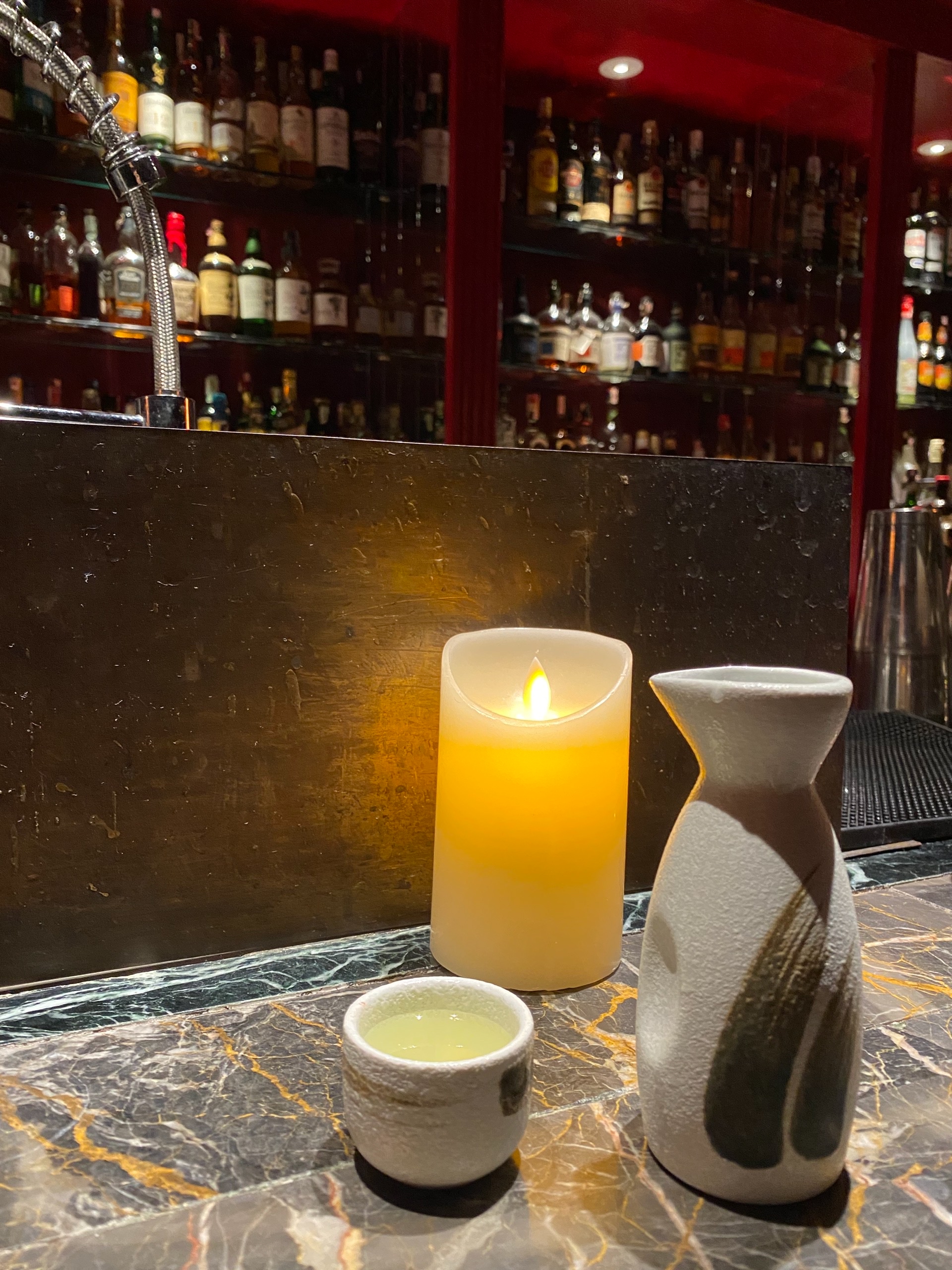 Тут коктейль на васаби сиропе сервируют в маленьком кувшинчике как сакэ