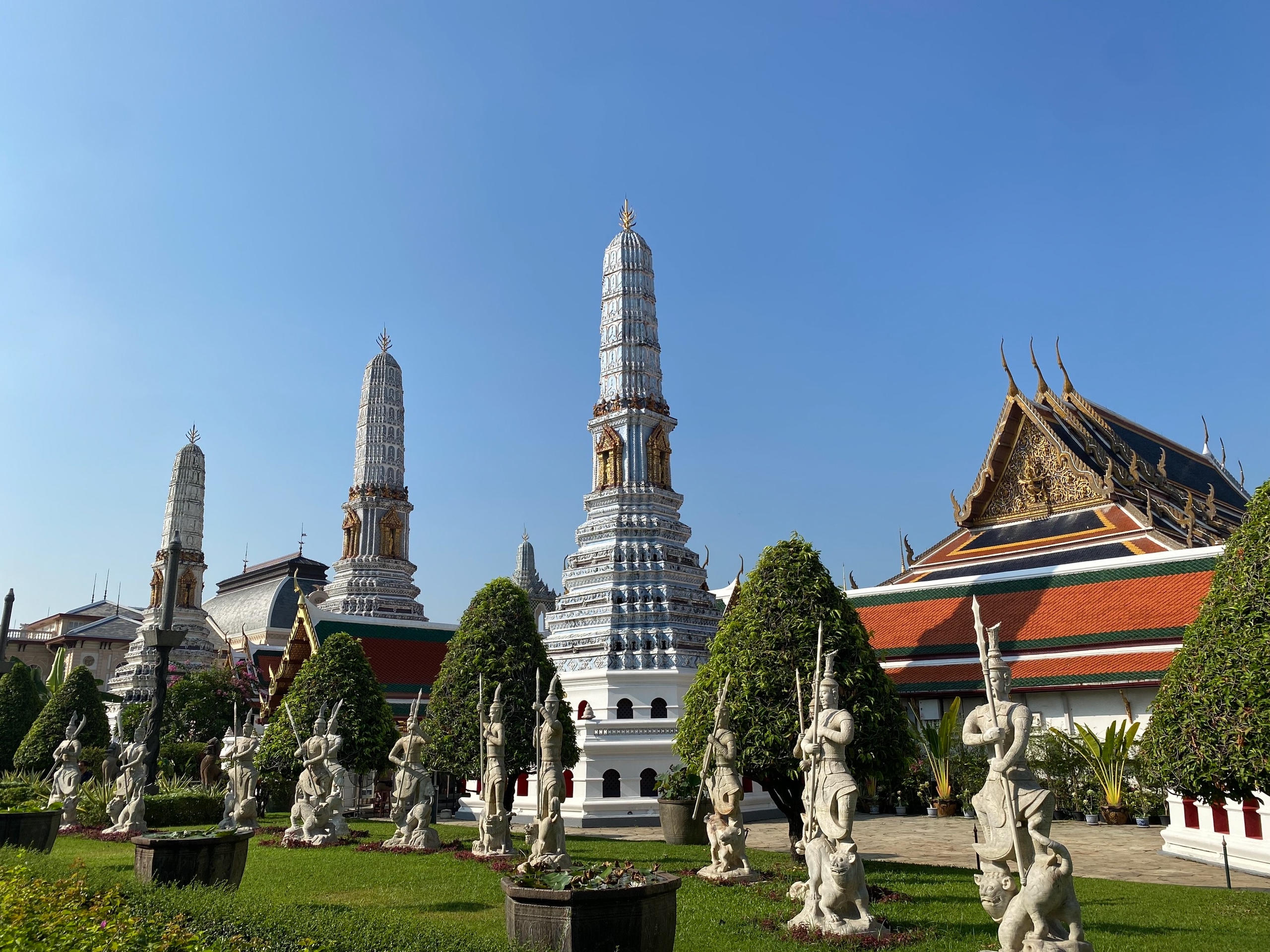 Пацаны охраняют клумбу