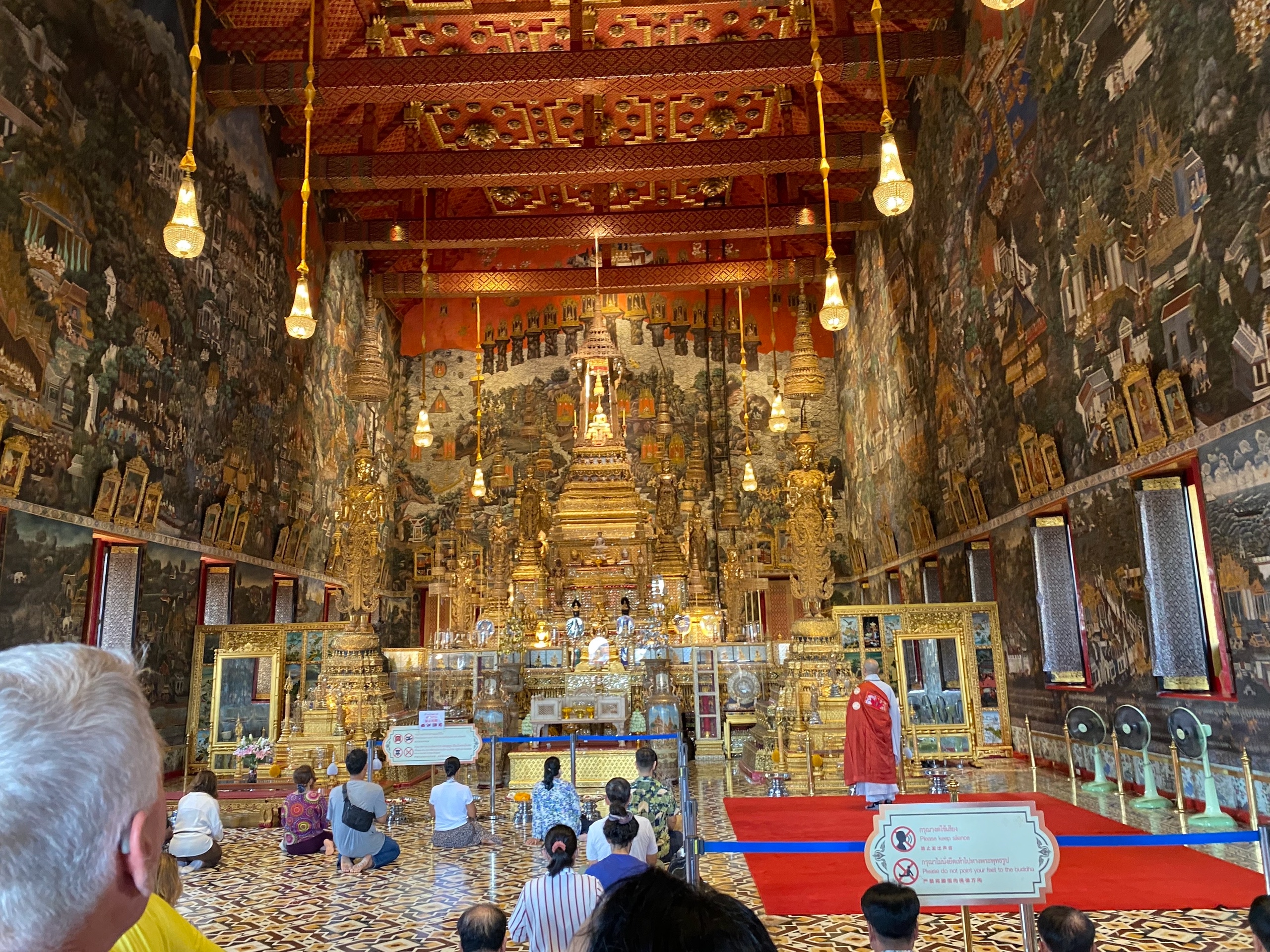 Тут нелья фотографировать, поэтому вышло через жопу. на башне сидит изумрудный Будда - самый модный из семи будд бангкока. Его император три раза в год переодевает