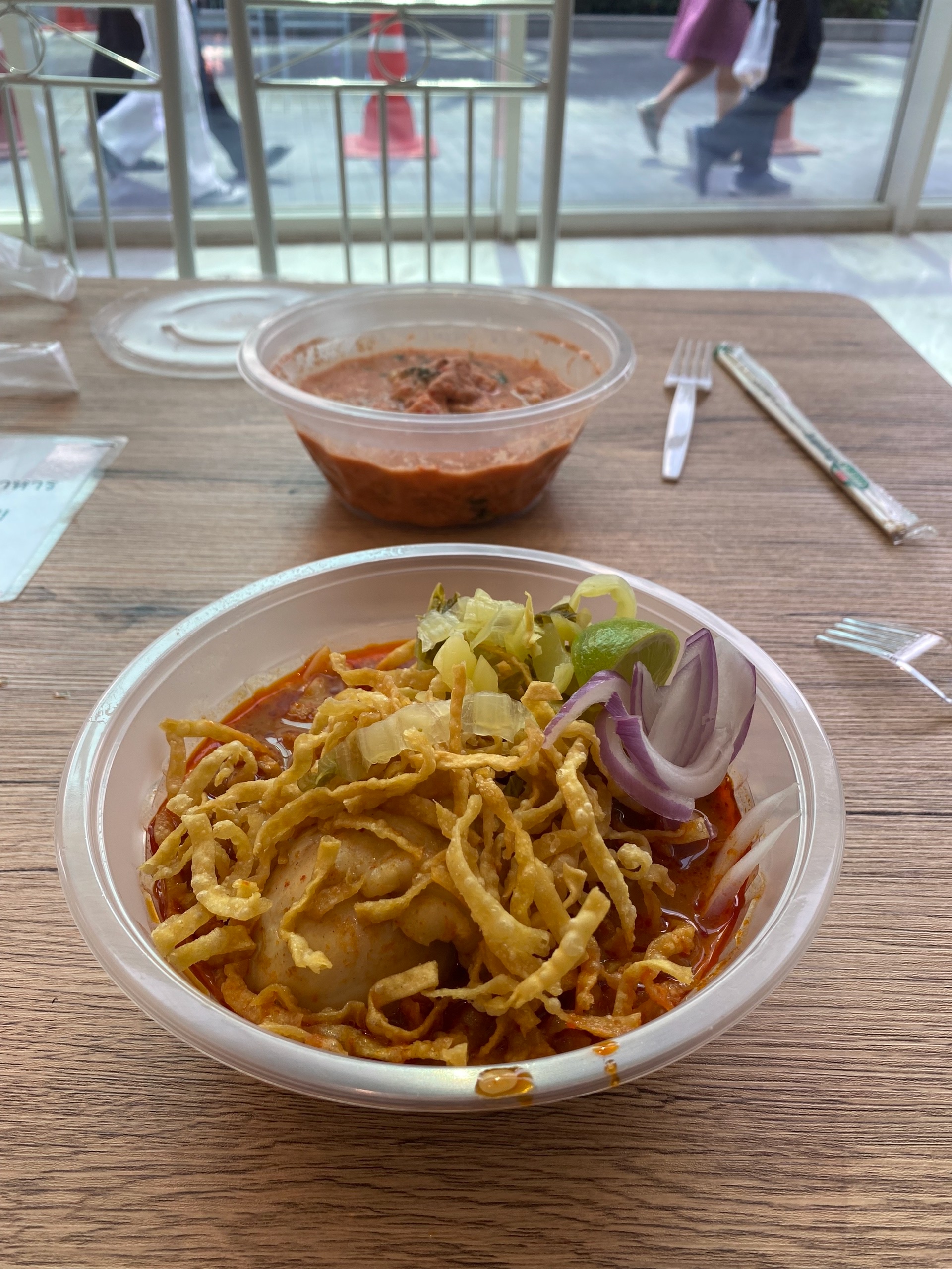 Офисная еда. С мясом тут конкретно не заморачиваются. Суп с курицей? Бросим куриную ногу и дело с концом