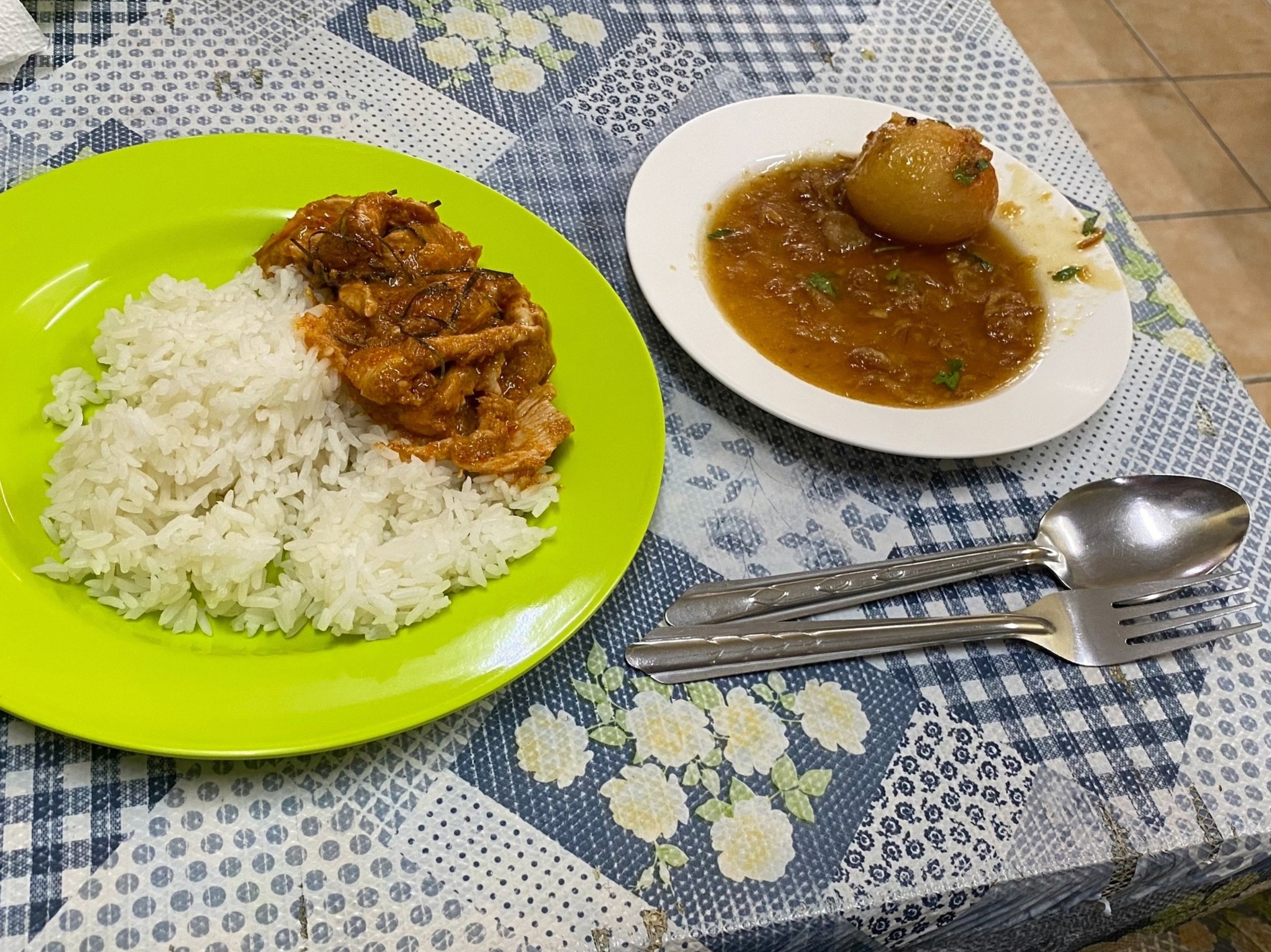 Фигня справа называется "яйца зятя". Слева просто карри