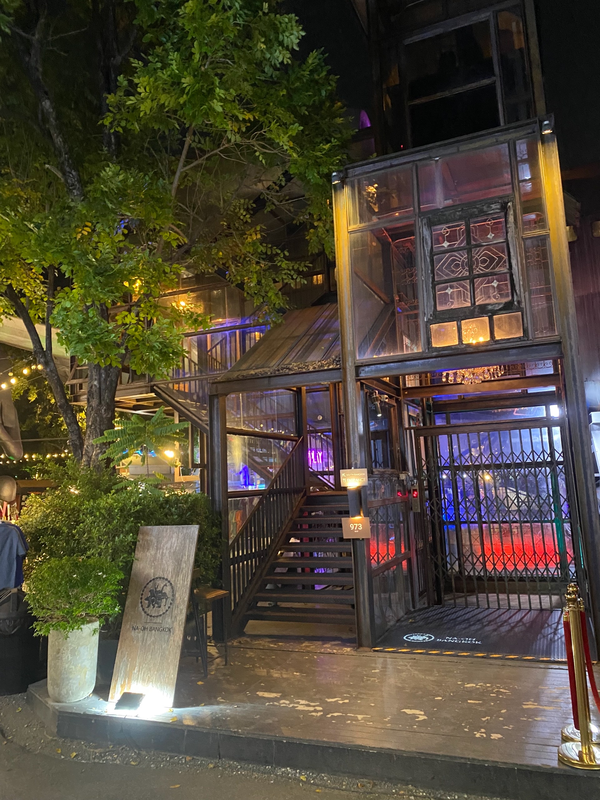 Лифт в ресторан... сам ресторан чуть позже