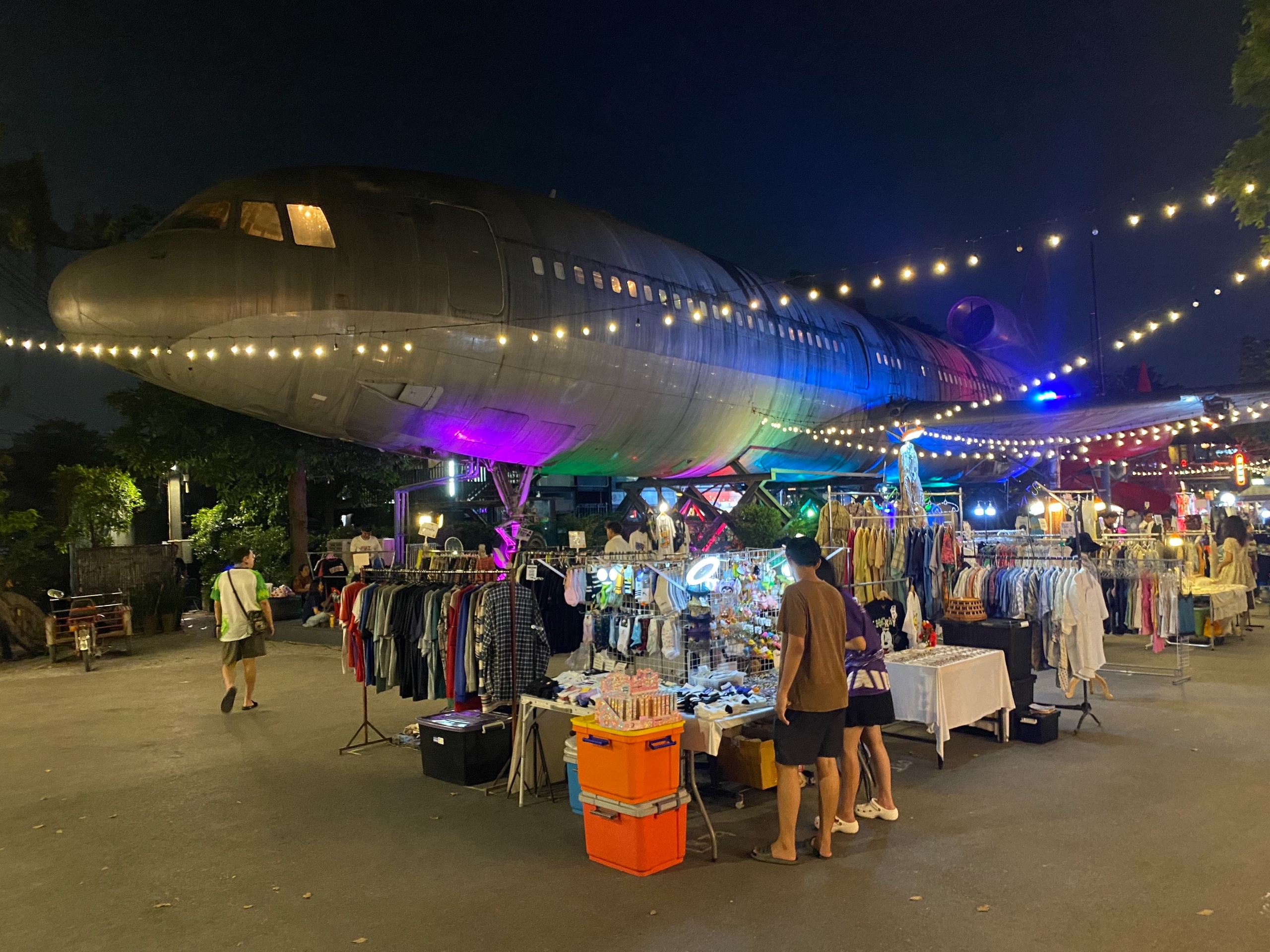 Рядом продают ношеные пиндосские футболки, на них тут особый фетиш почему-то. Значительно дешевле большого, туристического рынка кстати