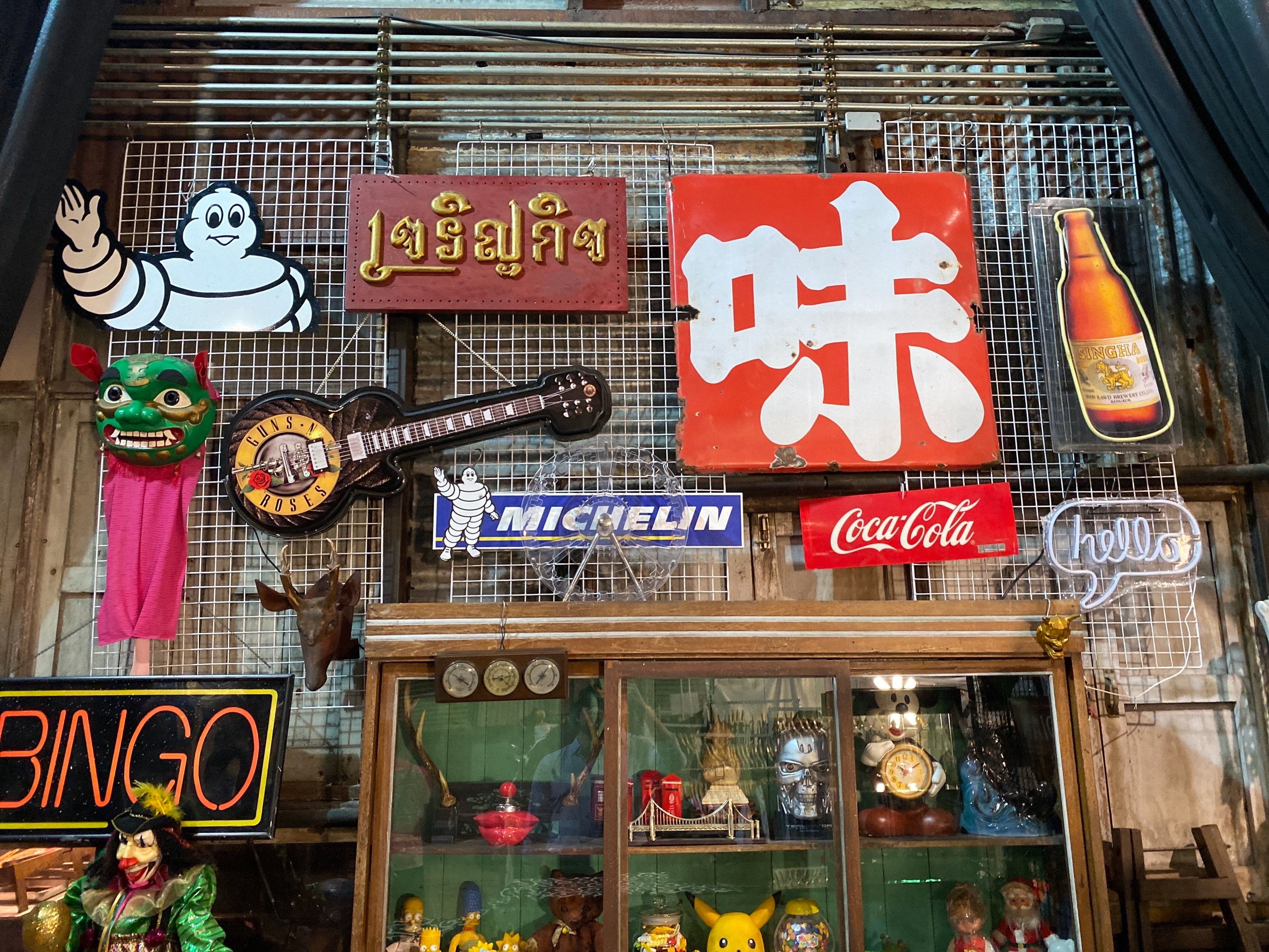 Магазин вывесок и всякого старого барахла