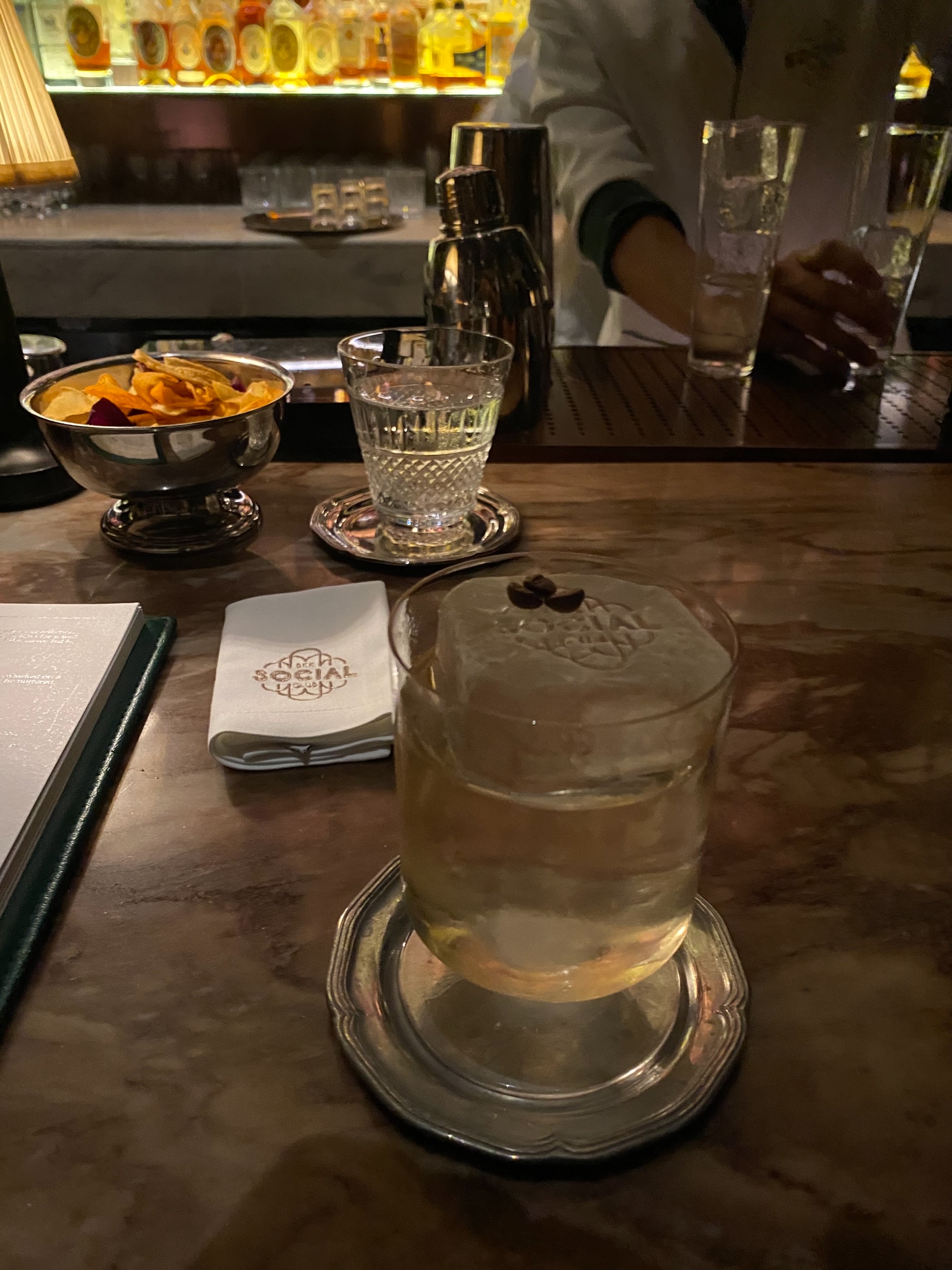 Когда допиваешь  - это куб льда с размаху падает тебе на лицо. Некомфортно.