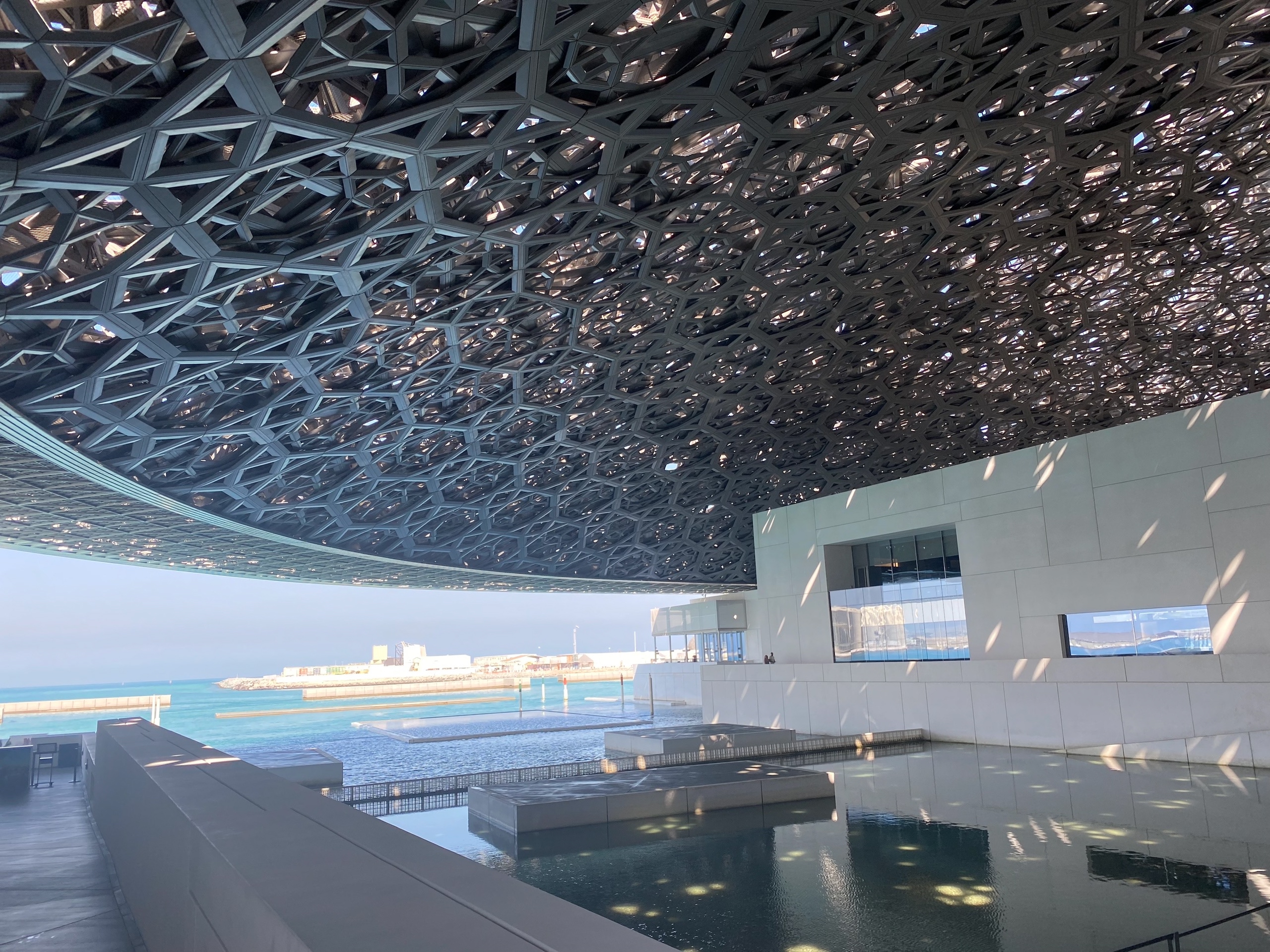 Так и не разглядел на чём крыша держится