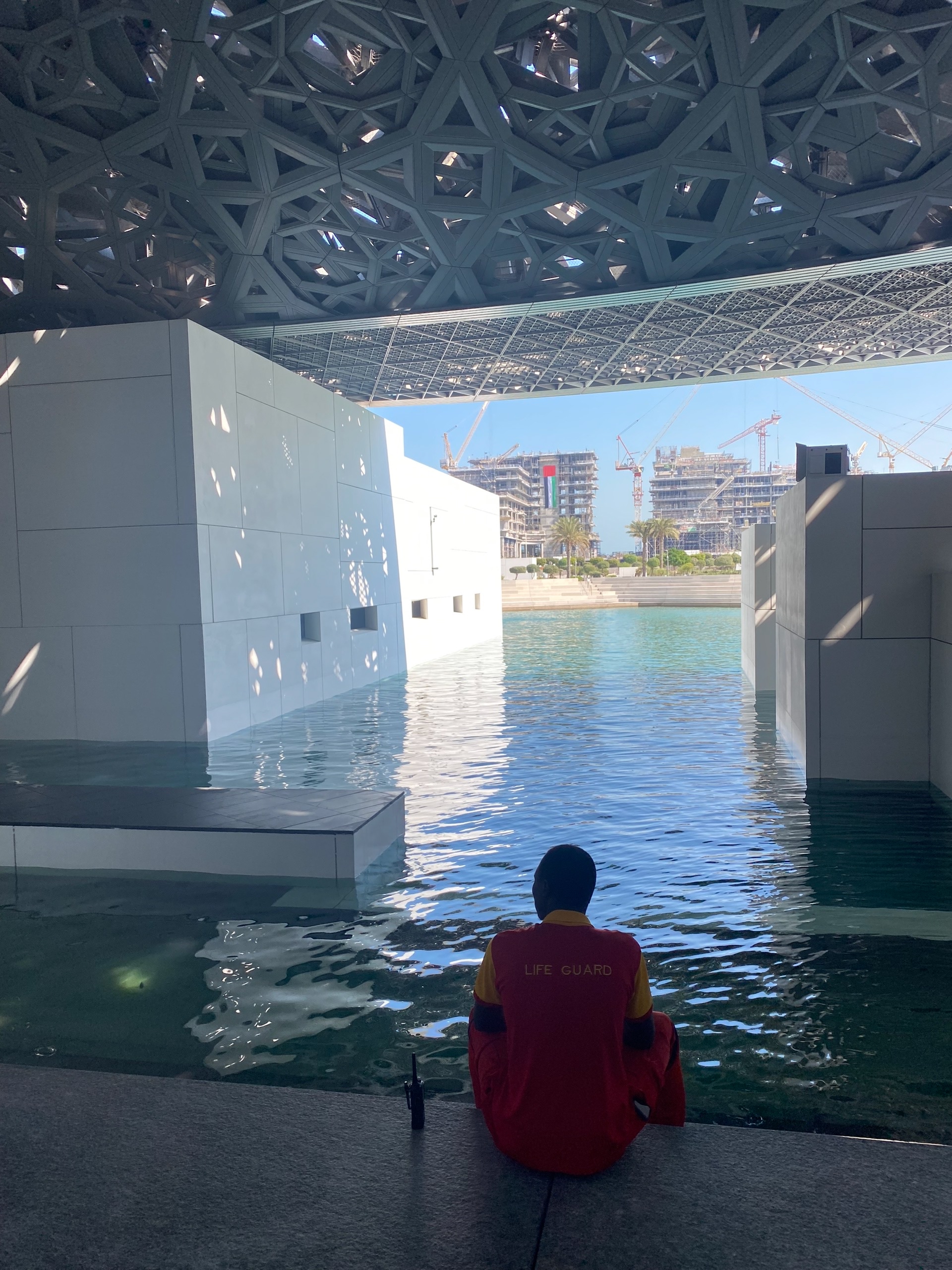 Ждёт когда же хоть один человек в воду сиганёт, оправдав его найм