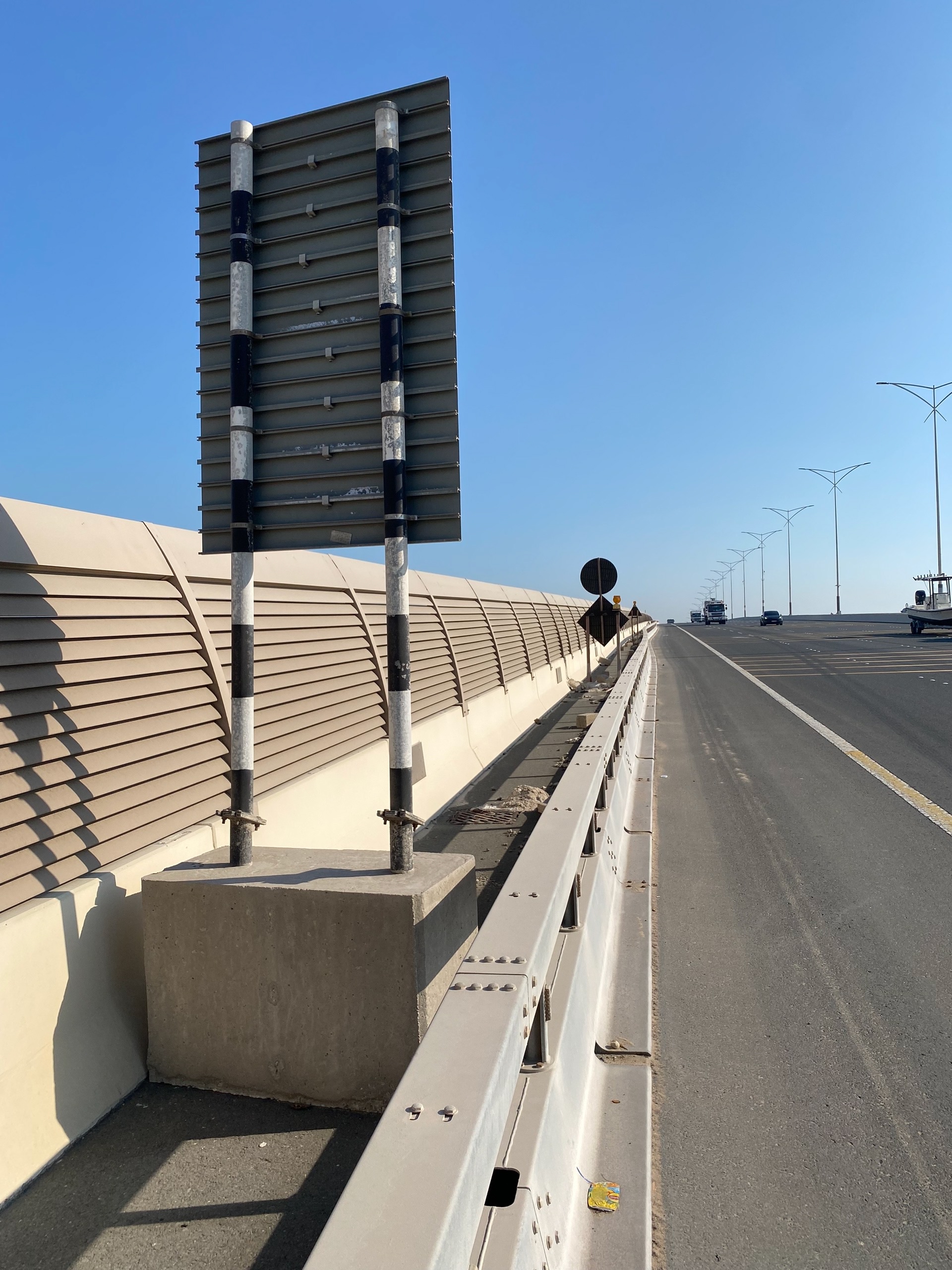 Здесь мог бы быть тротуар но знак важнее