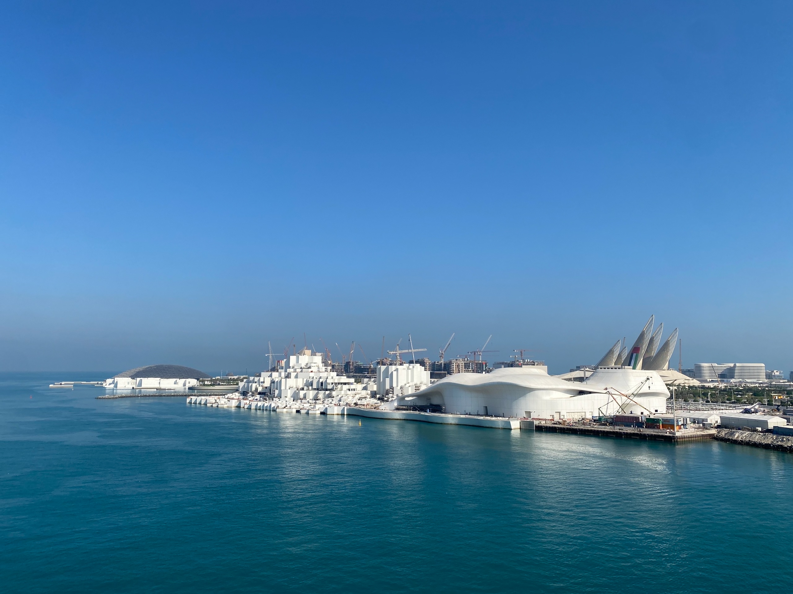 Вид с моста: слева филиал Лувра, посередине так и не понял что, справа - Team Lab новый недостроенный