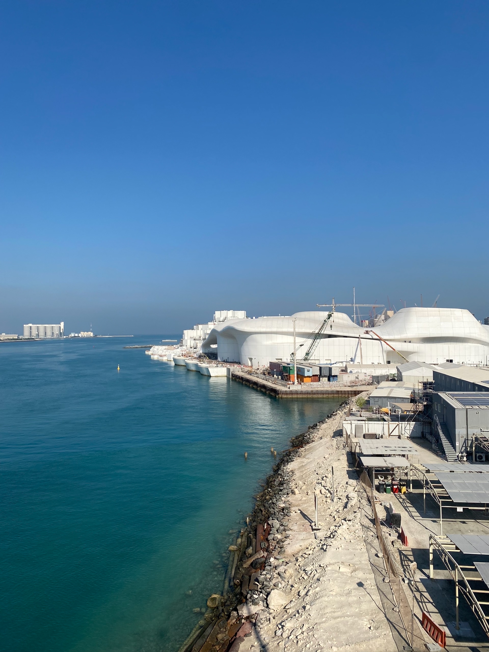 Укрепление берега строительным мусором