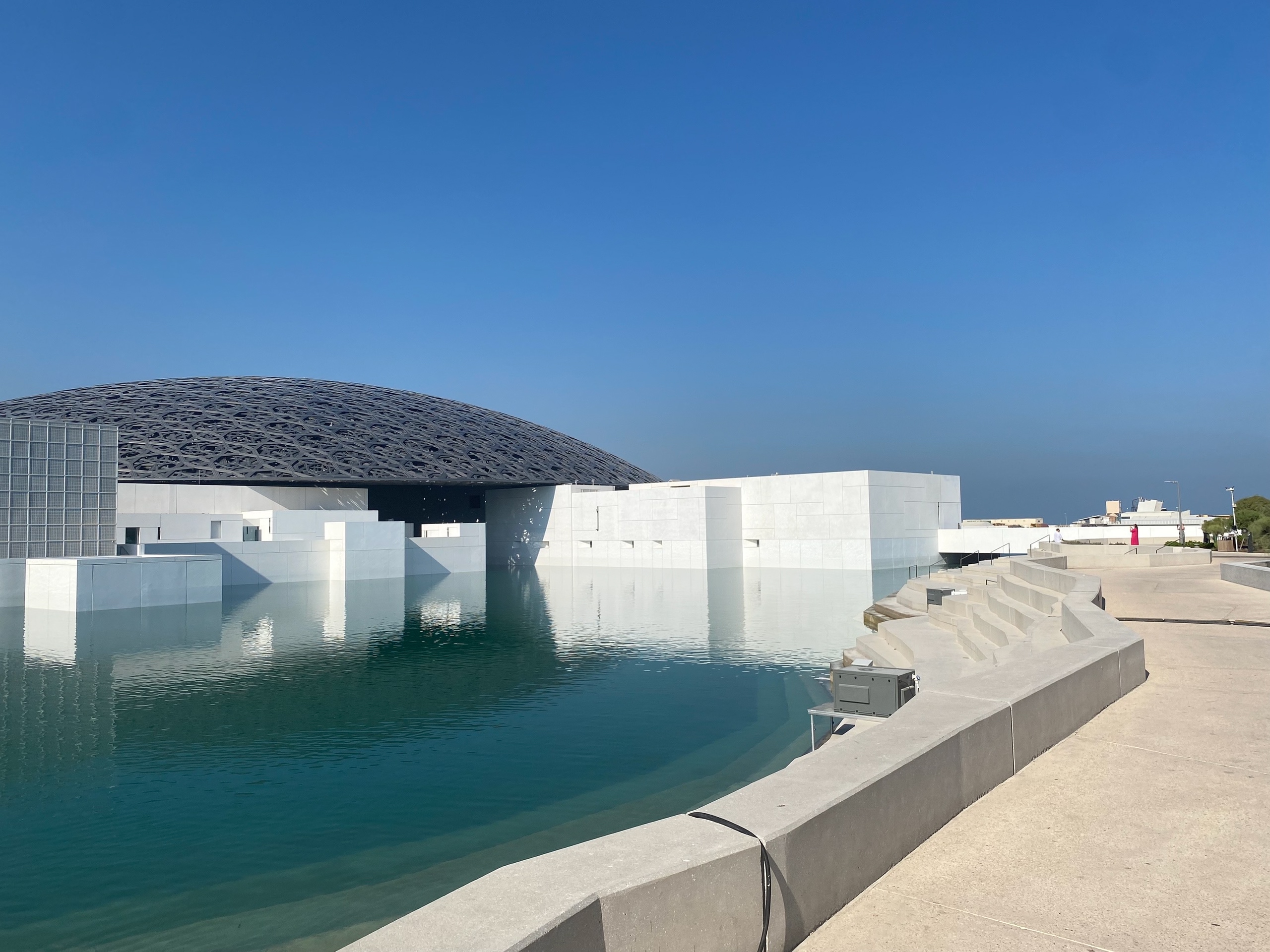 А вот и, собственно, Лувр. У арабов, в силу своей религиозной фанатичности, нет своего искусства. А очень хочется - так как будто бы неполноценное государство получается, у всех больших ребят есть. Поэтому обычно они заказывают здание музеев у каких-нибудь британцев или японцев а заполнять его особо нечем - например музей Saudi Aramco в Дамамме. Тут пошли ещё дальше - они и искусство импортировали от французов, помимо самого бренда Лувр. У них как раз столько добра собрано и награбленно за века что можно и арабам часть дать подержать за денюжку