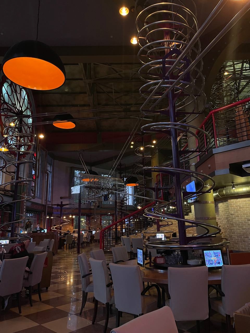 Кафе где еда приезжает к столу по рельсам