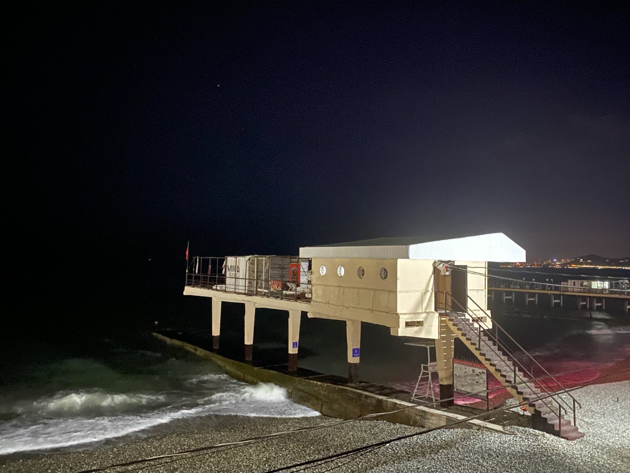 Пристань. Справа толи море кровищи толи жижи из евангелиона