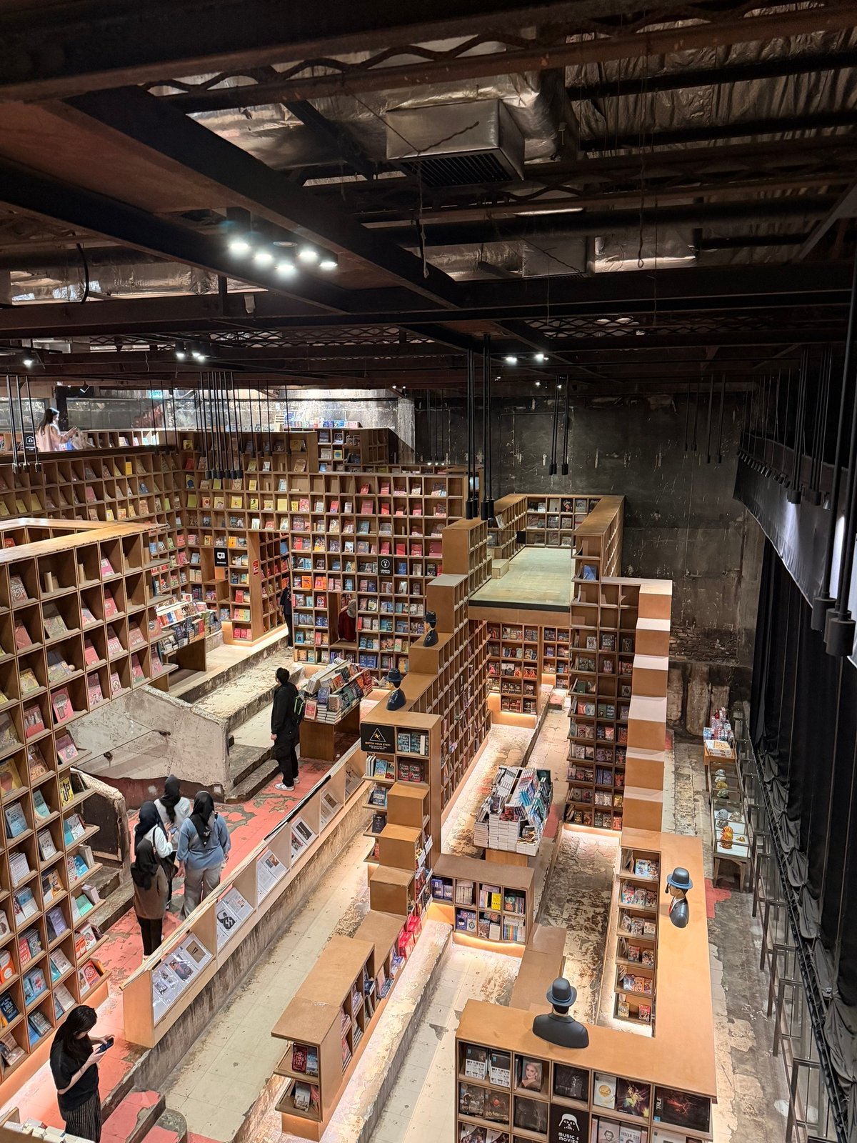 Порожки от старого кинотеатра, магазин из за этого многоуровневый