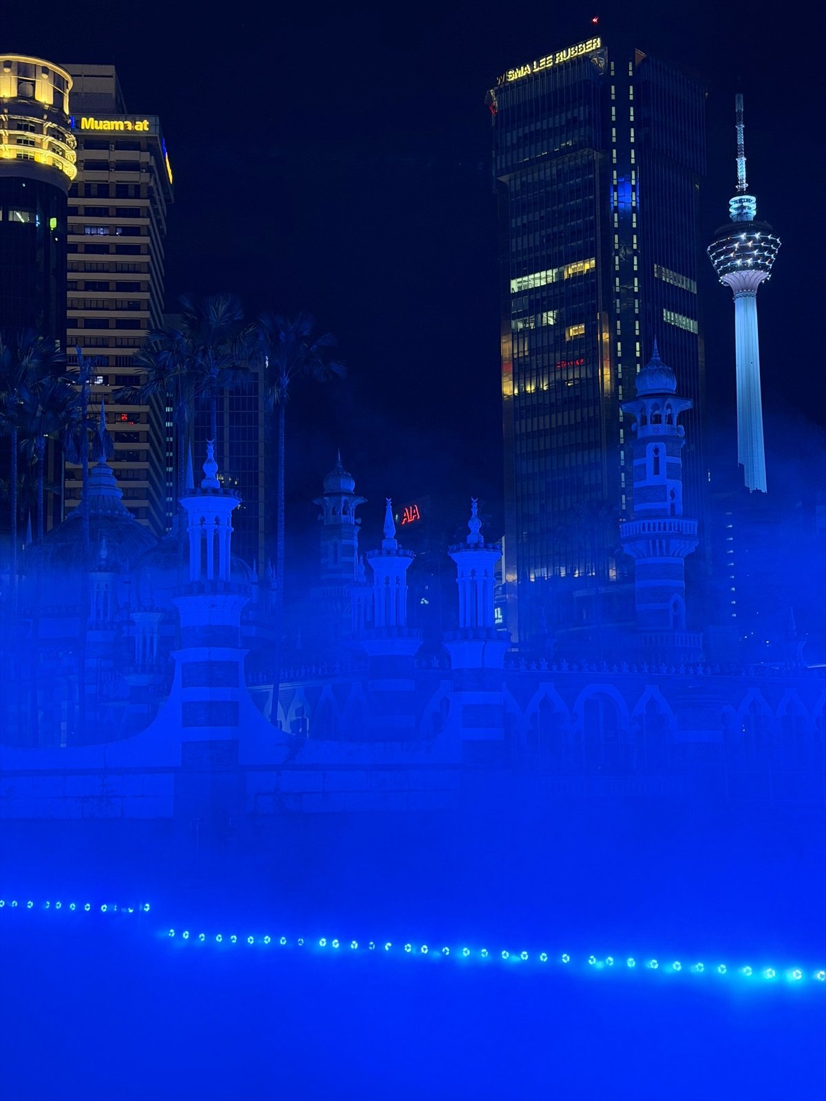 В речку напустили тумана и сделали синюю подсветку