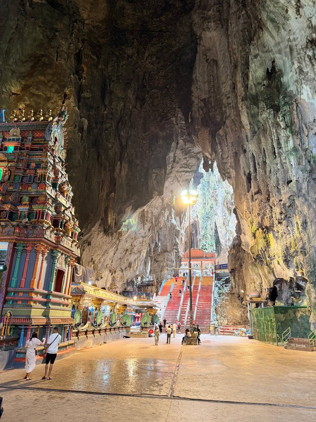 Сама пещера. Тут много обезьян - прячутся от дождя и ищет что пожрать