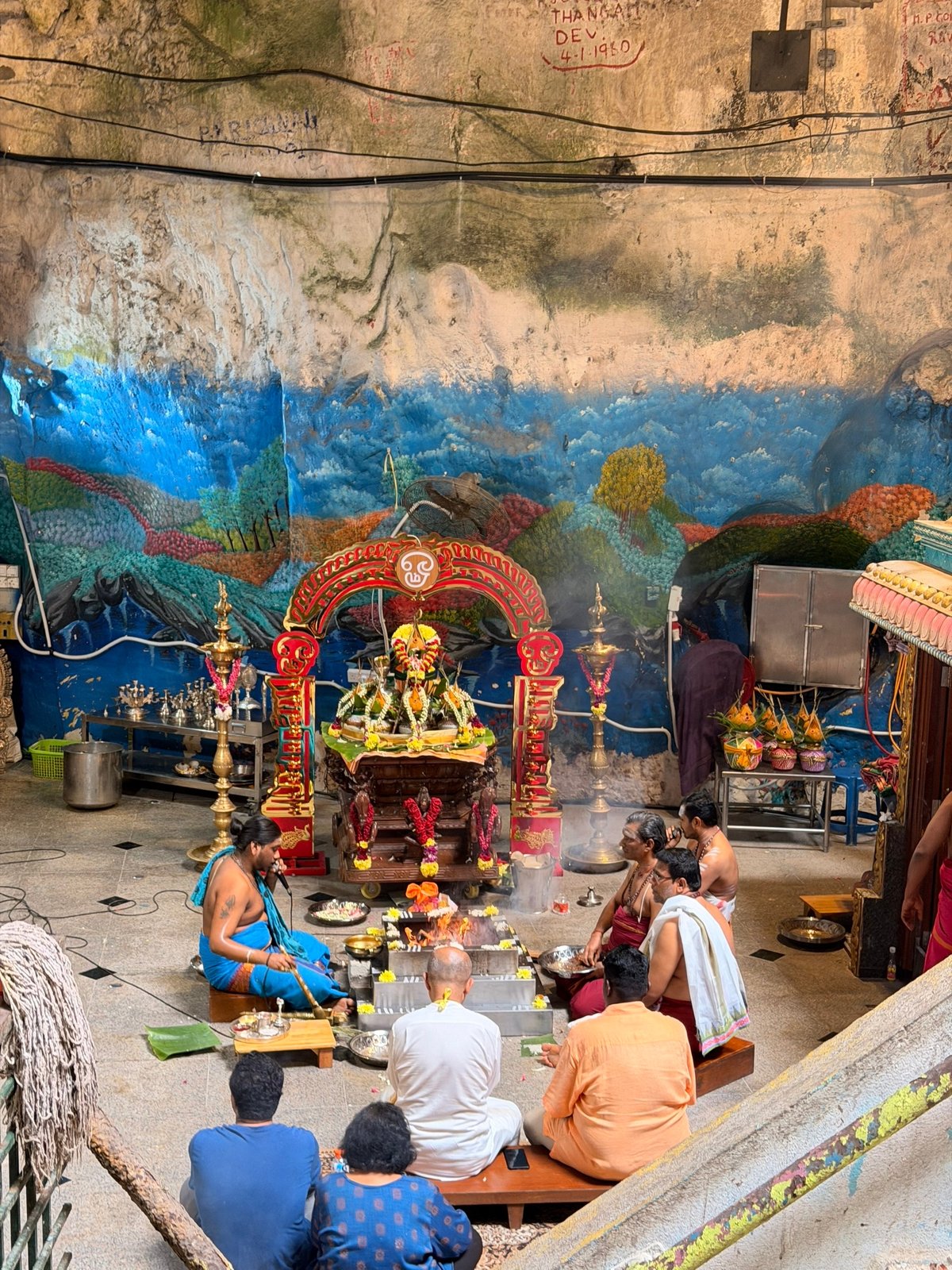 Чел бормочет какие-то мантры в микрофон и жжёт фигню