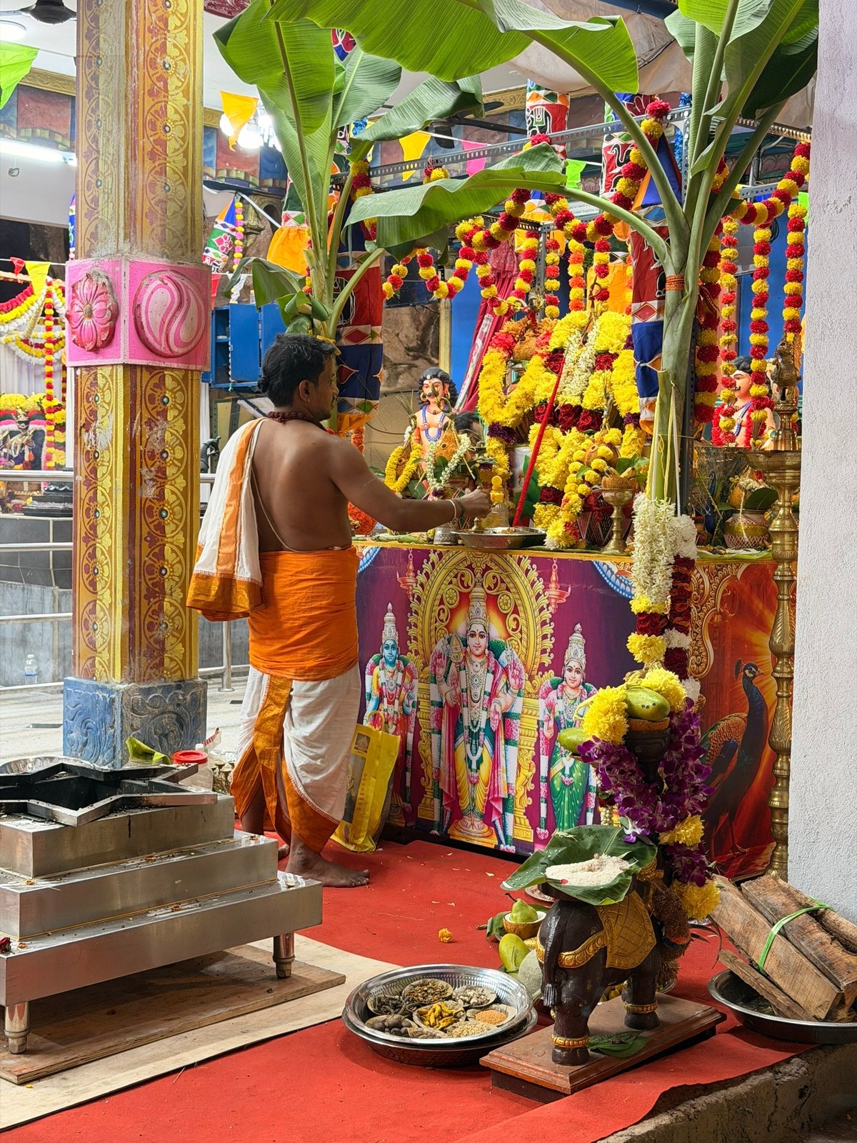 Один монах раскладывает цветы - второй его на телефон снимает