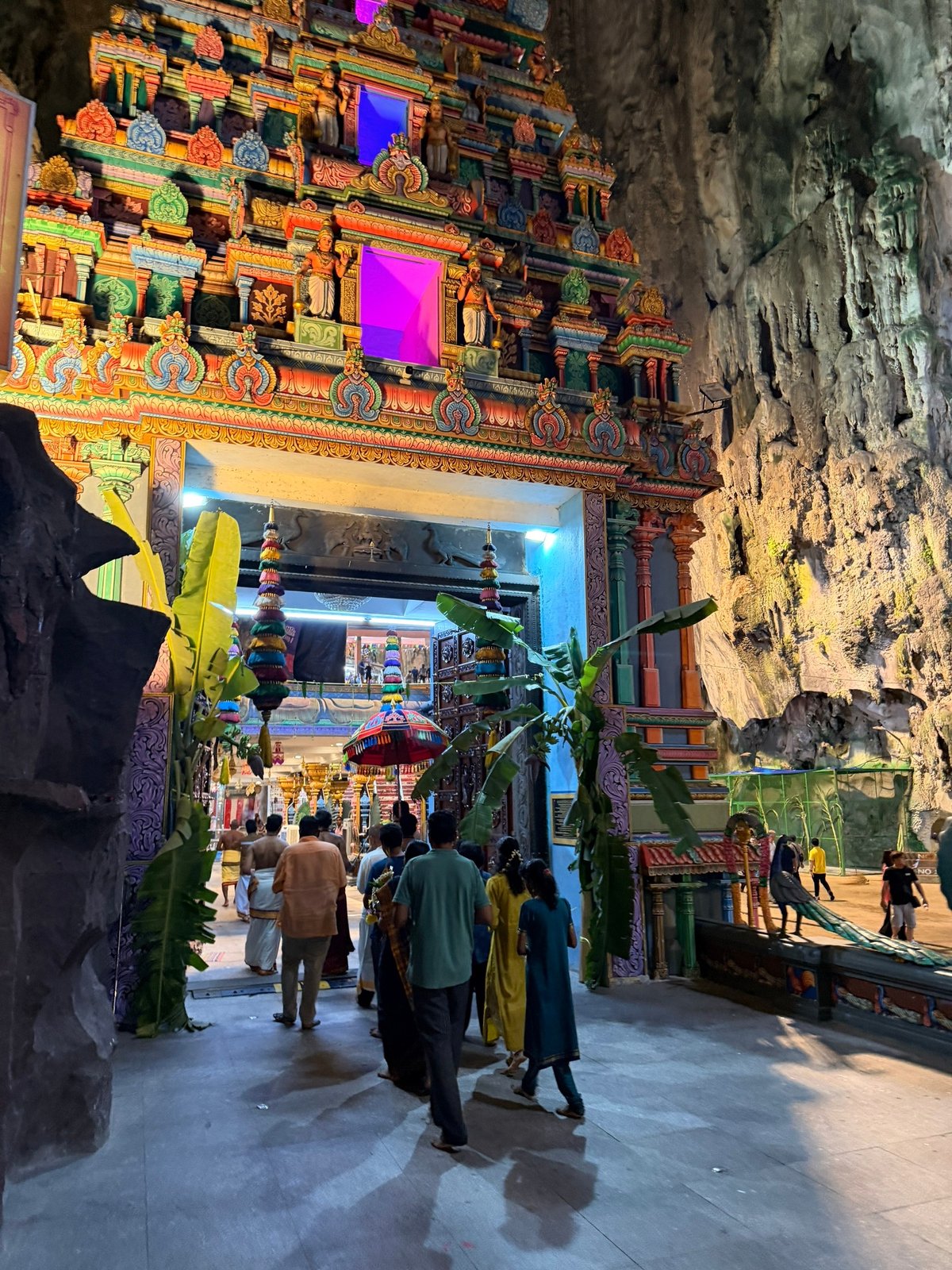 Процессия, под зонтиком главный. А то вдруг в пещере солнце напечёт