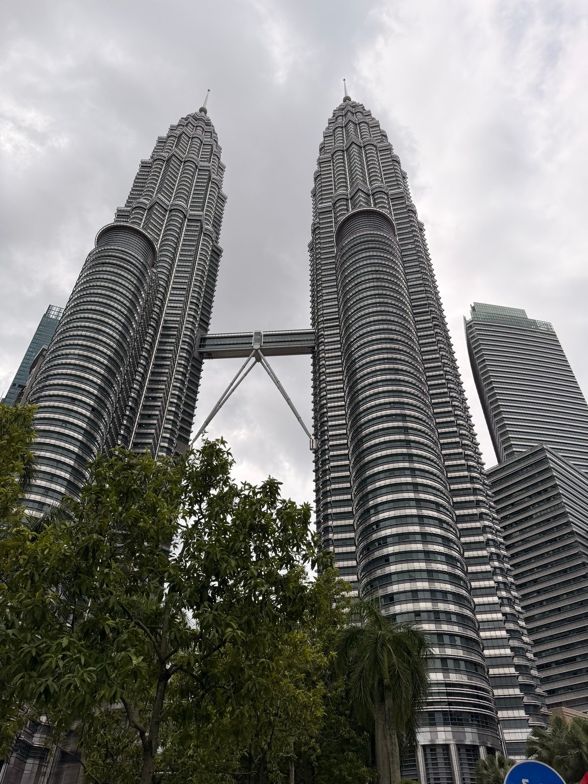 Башни были самым высоким зданием в мире пока не построили будж халифу