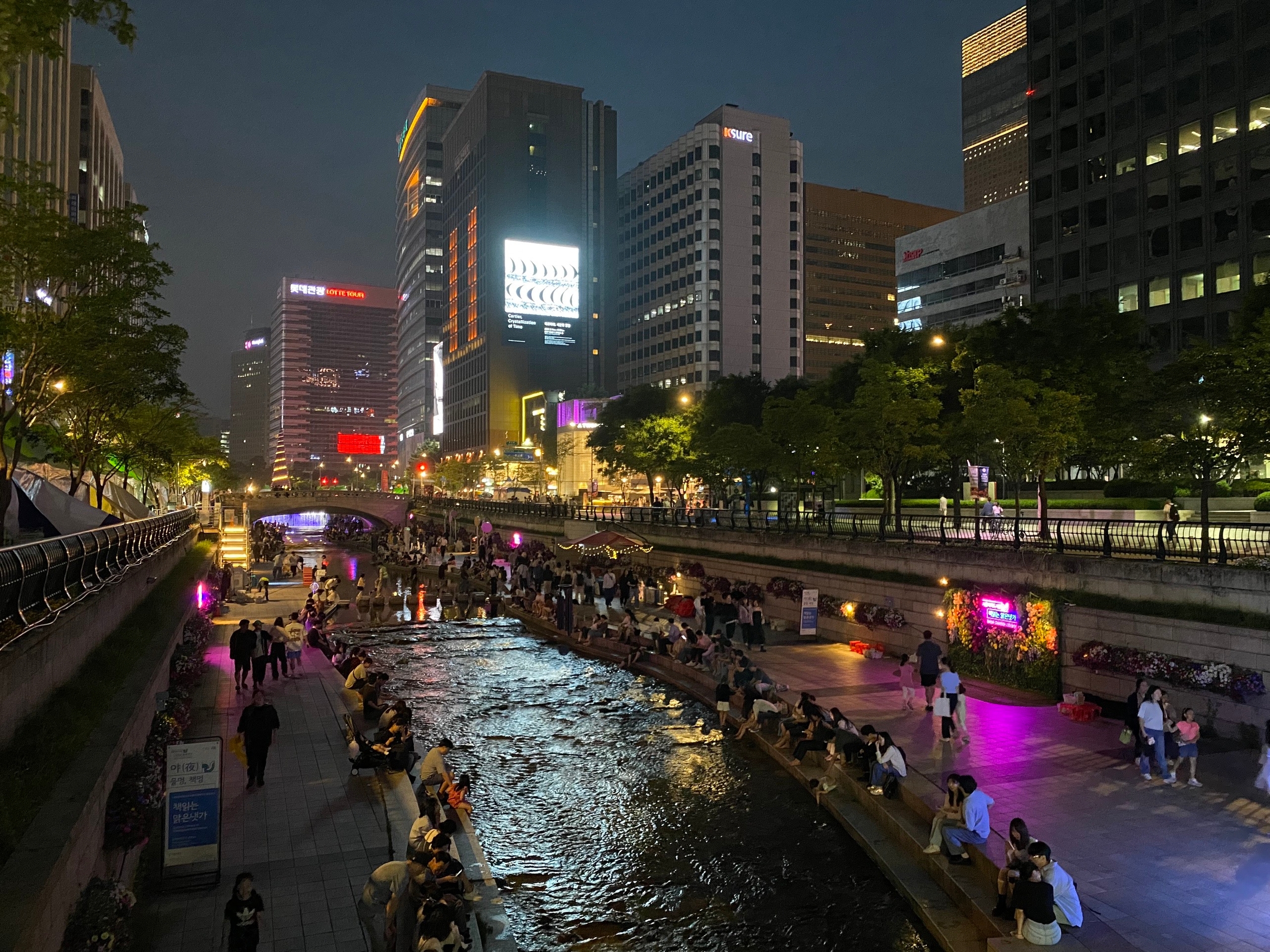 Сжечь была река, потом её убрали под землю, чтобы сделать шоссе. А потом снова выкопали и сделали канал где горожане тусят по вечерам