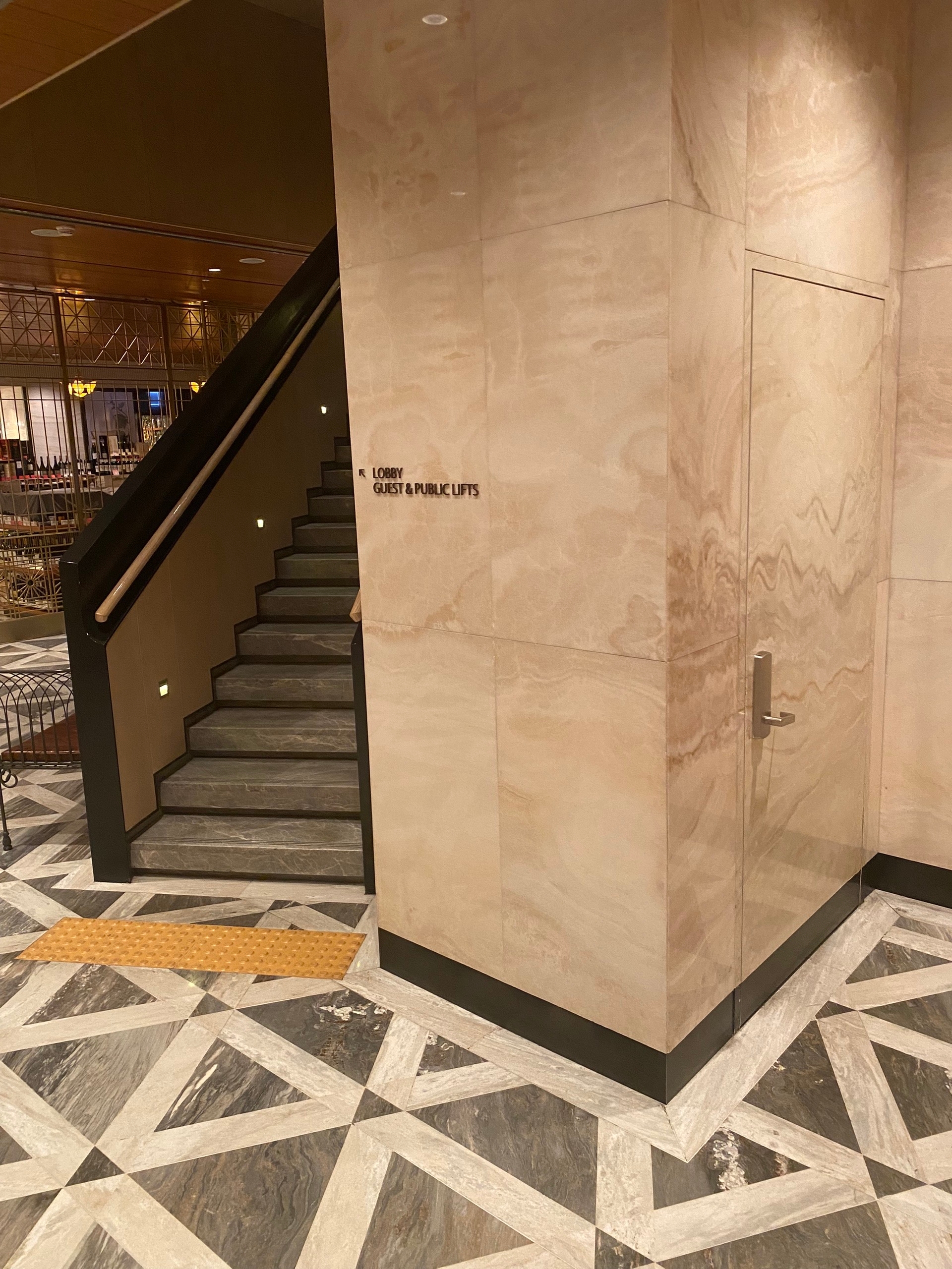 Спикизи бар Charles H. - вход спрятан по лестницей отеля 4 сезона. На входе тёмный предбанник 2х2 метра с тётечькой, спрашивает про бронь. Рядом дяденька-шкаф в костюме, для солидности