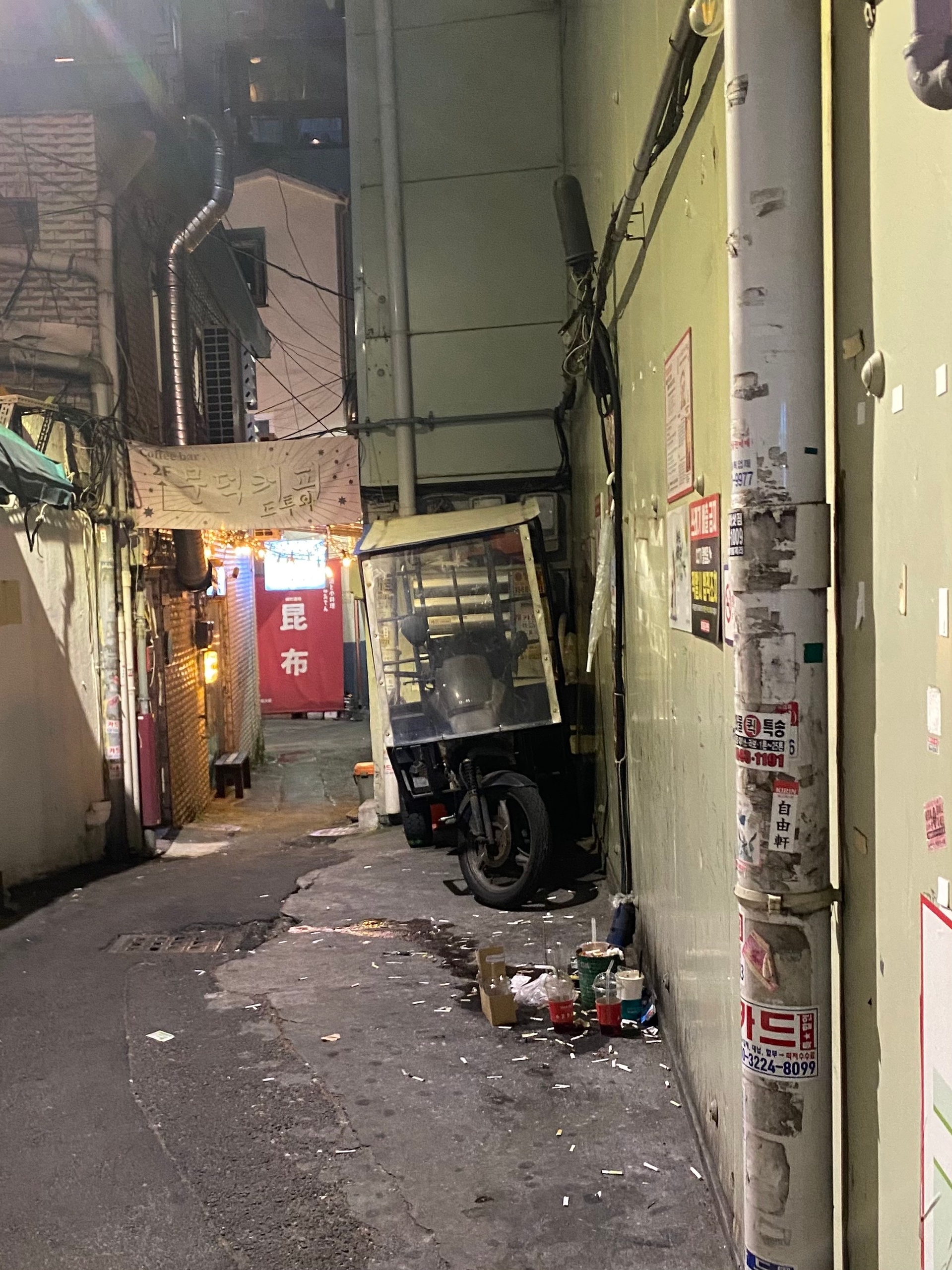 Корейская обсосанная подворотня. Чисто не везде :)