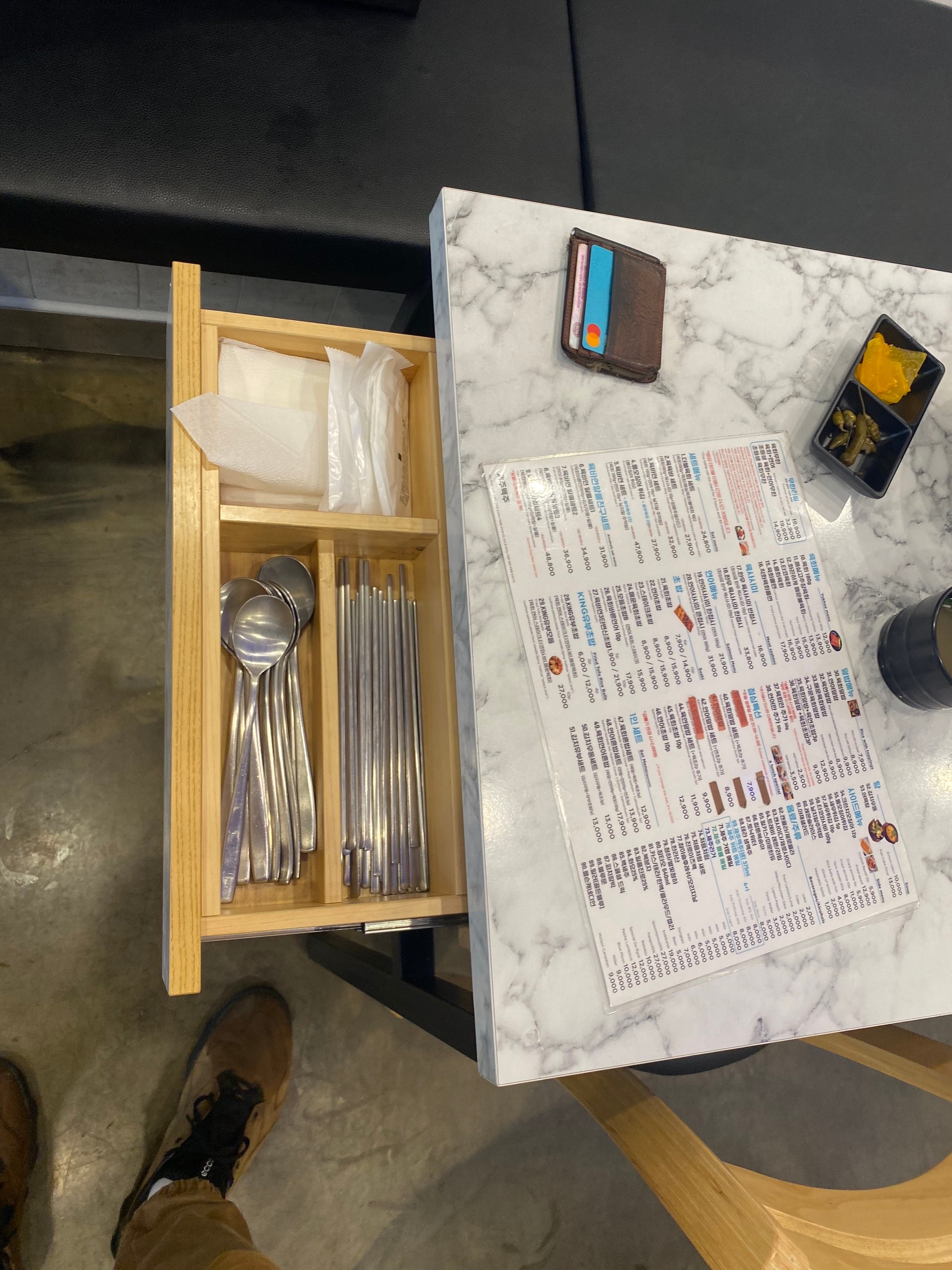 Приборы в кафе в выдвижном ящичке сбоку