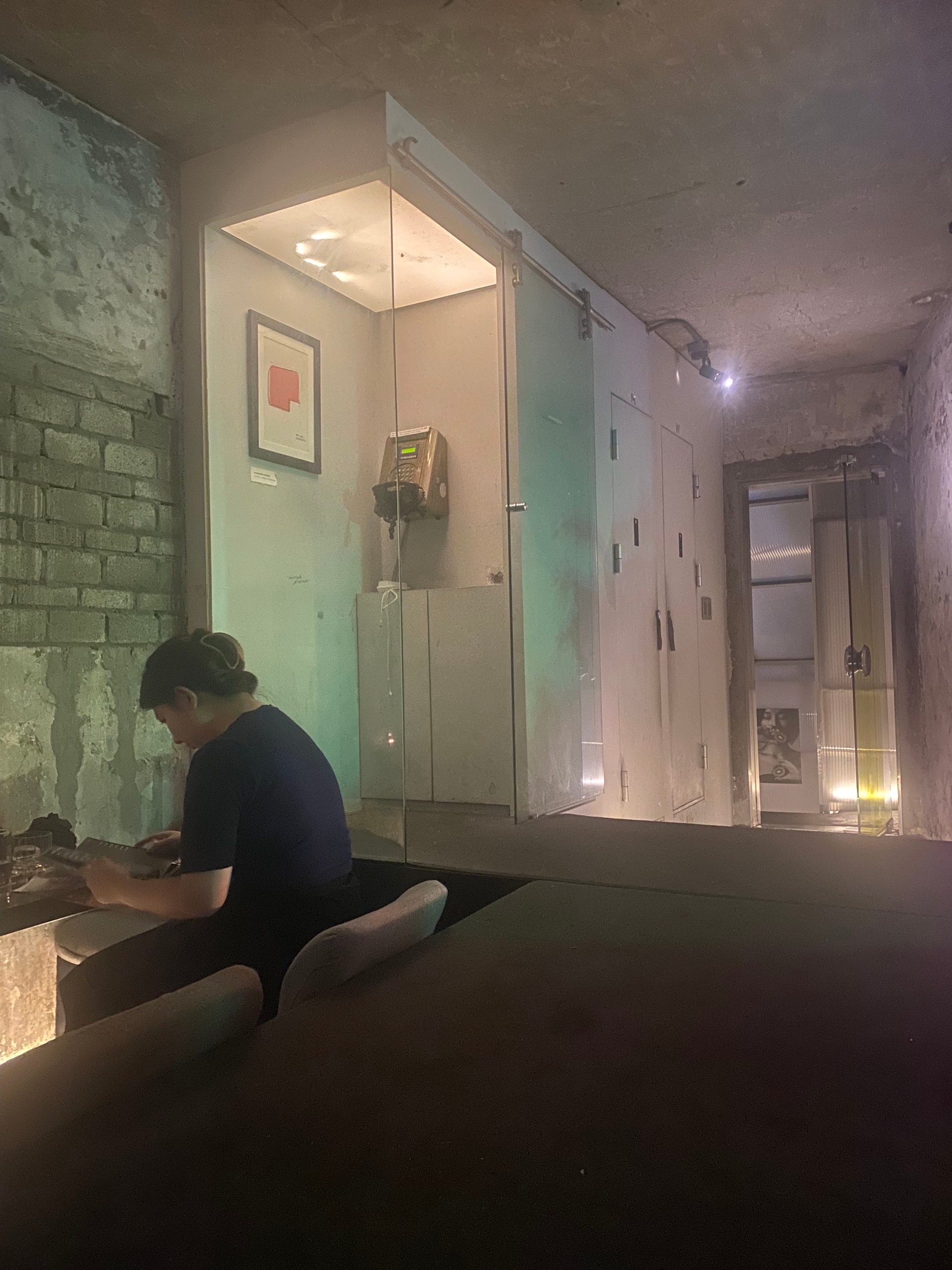 Секретный бар, заказ нужно делать через таксофон