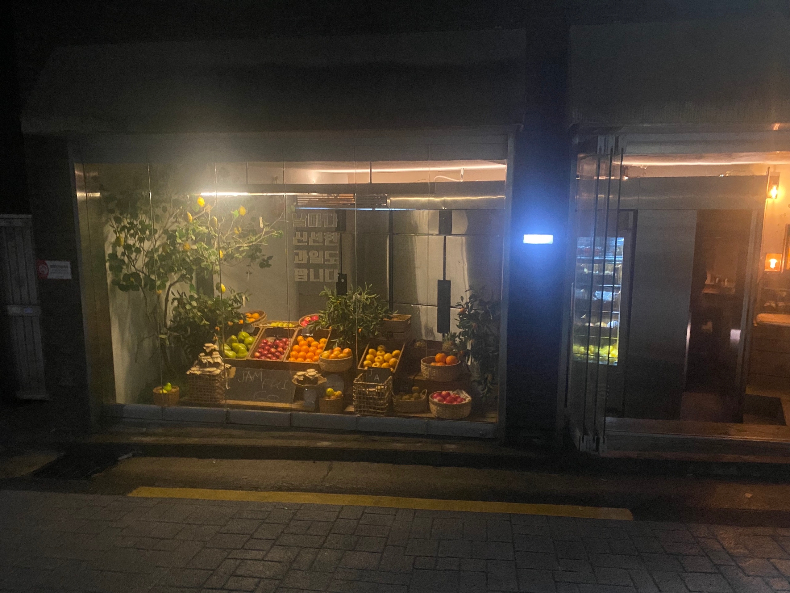 А вход через холодильник в продуктовом