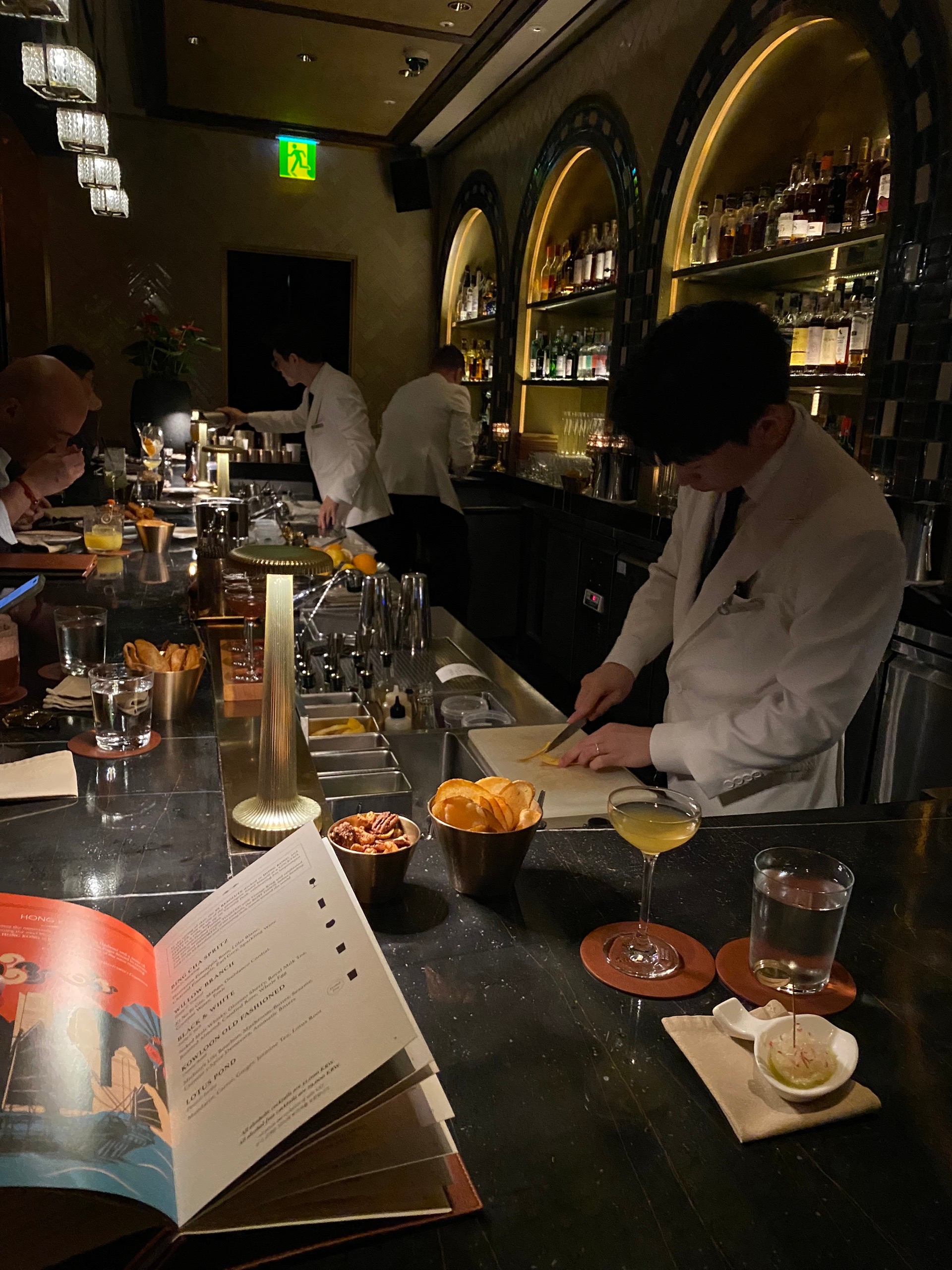 Специализируются на негрони, встретил за барной стойкой пару русских ребят кто сбежали во Вьетнам и прилетели на визаран