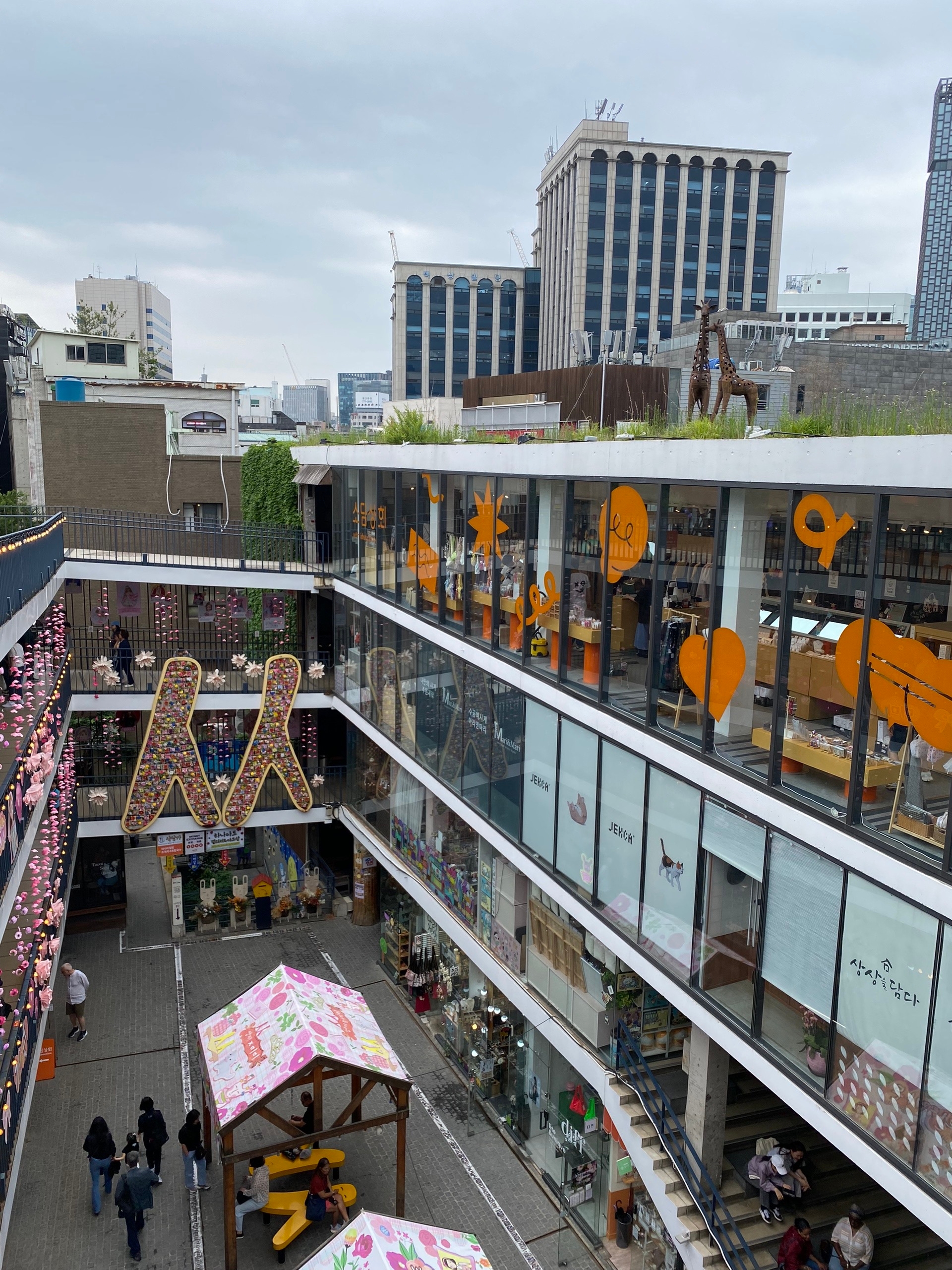 Торговый центр. Этажи идут спиралью а в конце лестнице вниз