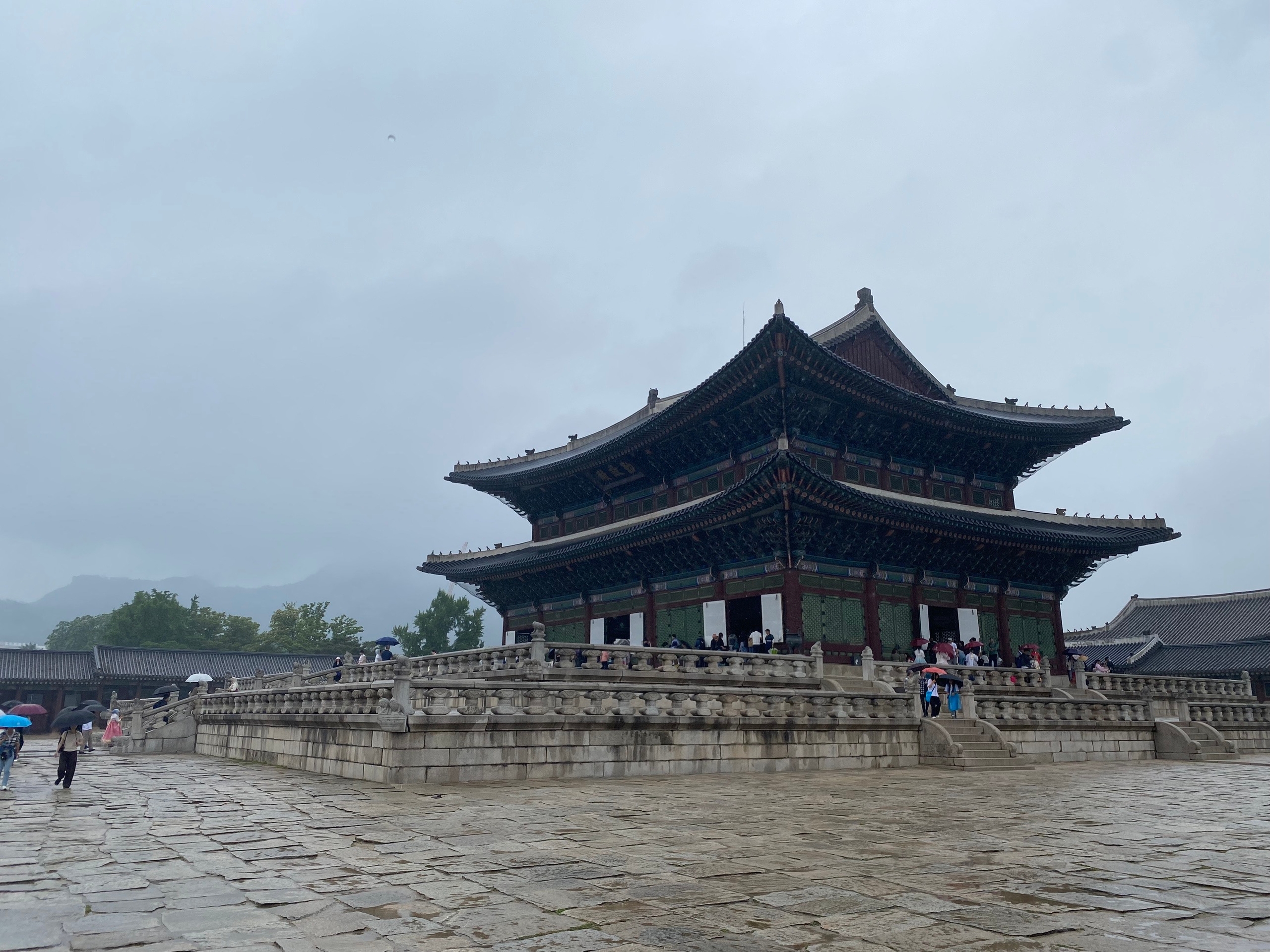 Дворец Кёнбоккун и парк вокруг него - кусочек «старой» Кореи. Если прийти в национальной одежде - вход бесплатный