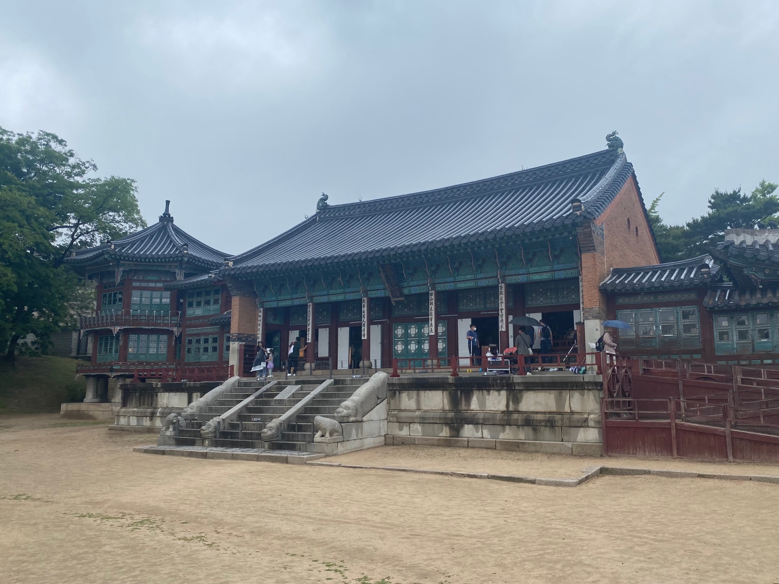 Библиотека. На входе нужно переобуться в тапочки